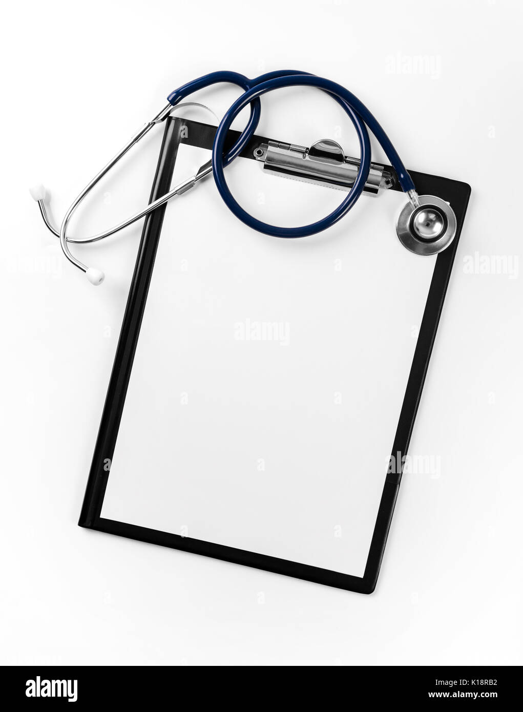 Leere Zwischenablage mit Stethoskop auf weißem Hintergrund Stockfoto