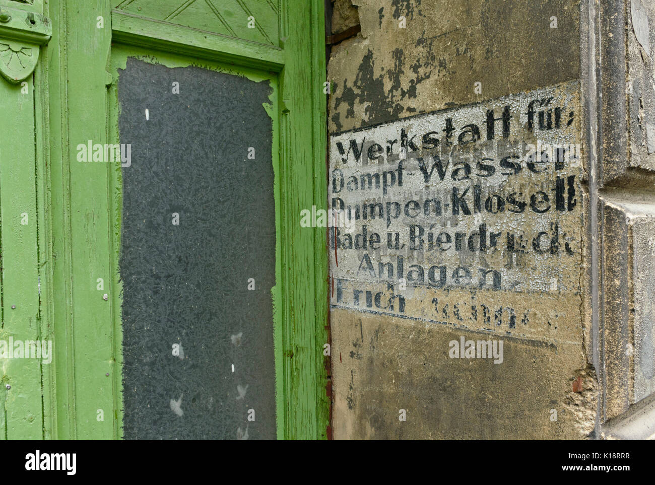 Haus Eingang mit alten Schriftzug, Görlitz, Deutschland Stockfoto