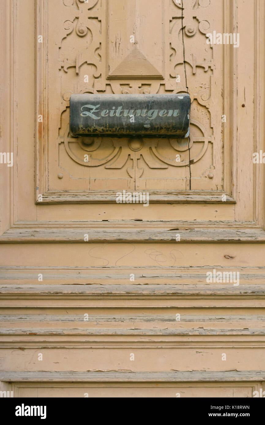Tür mit Letter Box, Görlitz, Deutschland Stockfoto