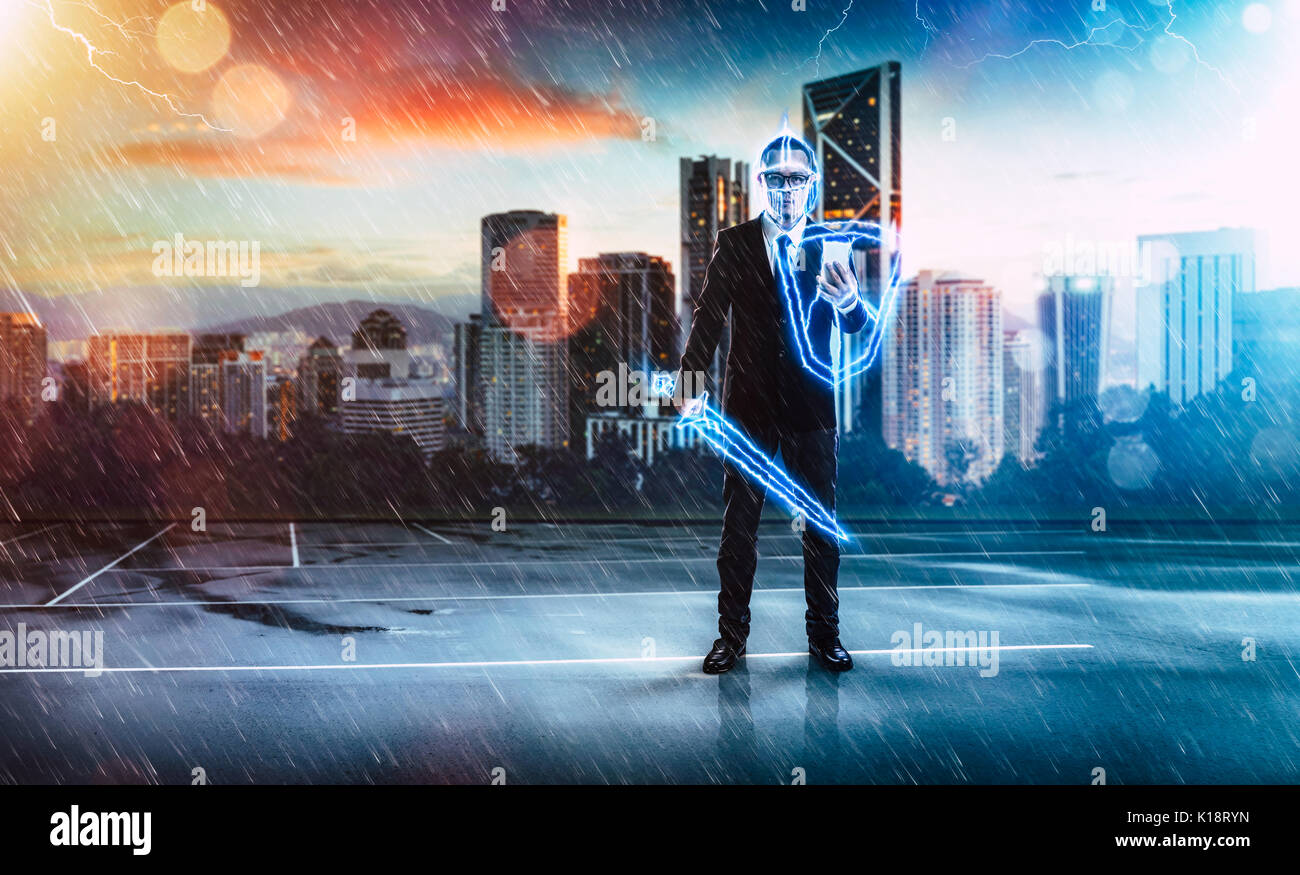 Geschäftsmann in Thunder Krieger, der Blitz, Schwert und Schild, Vorbereitung, Schutz, Vorsorge und Sicherheit im Business Konzept. Stockfoto