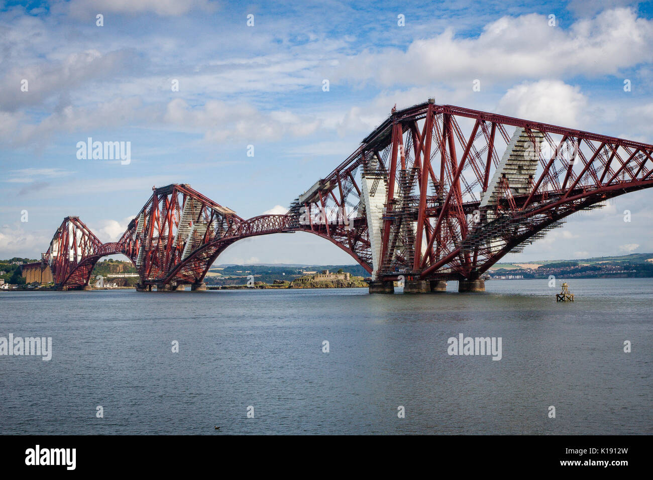 Die Forth Rail Brücke über den Firth von weiter läuft eine ikonische Struktur Verbindung von North und South Queensferry edinburgh Schottland Stockfoto