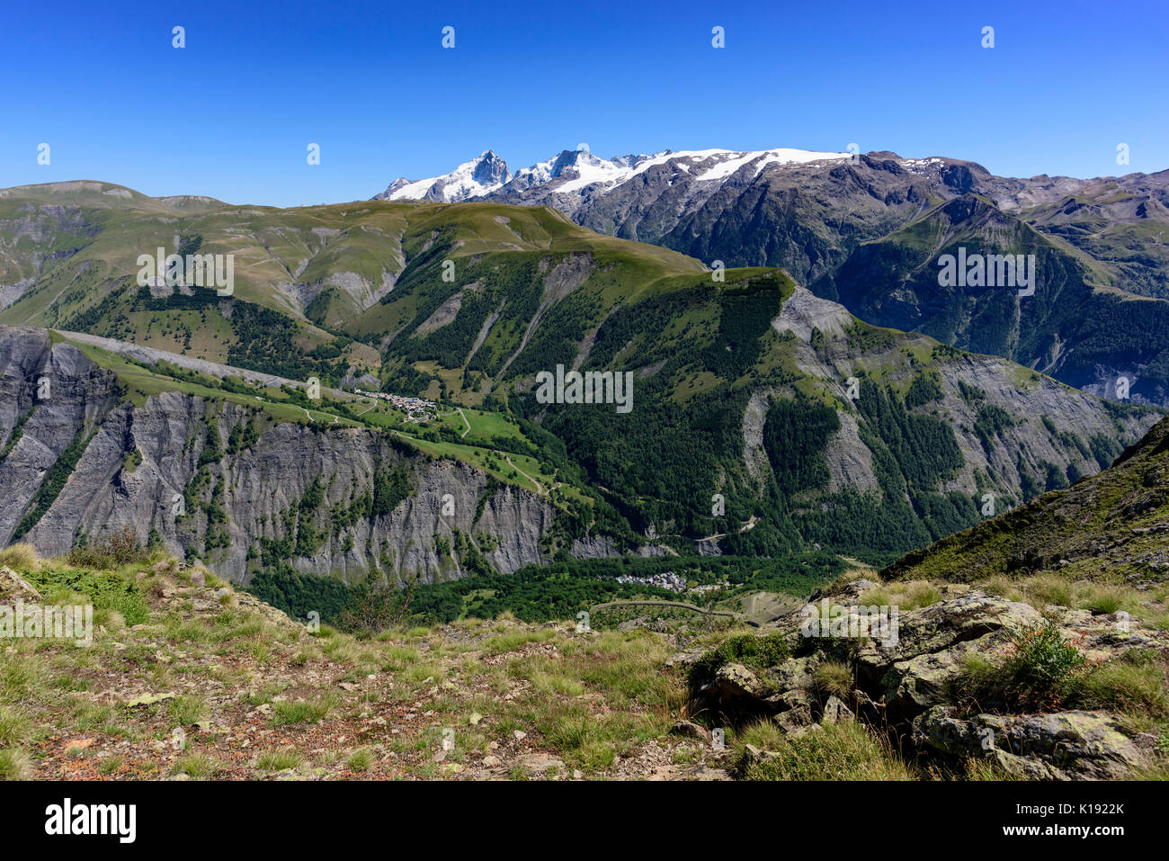 Blick auf den Ferrand Tal in den Alpen mit LA MEIJE Gletscher im Hintergrund und mit beiden Dörfern Besse und Clavans-enHaut Isere, Frankreich Stockfoto