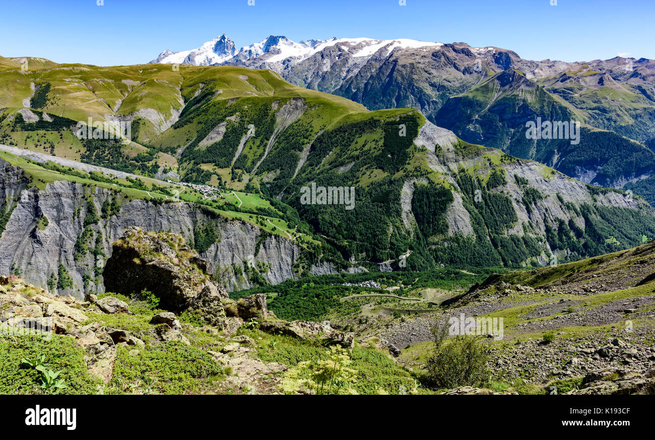 Blick auf den Ferrand Tal in den Alpen mit LA MEIJE Gletscher und mit beiden Dörfern Besse und Clavans-enHaut (links und unten) Stockfoto