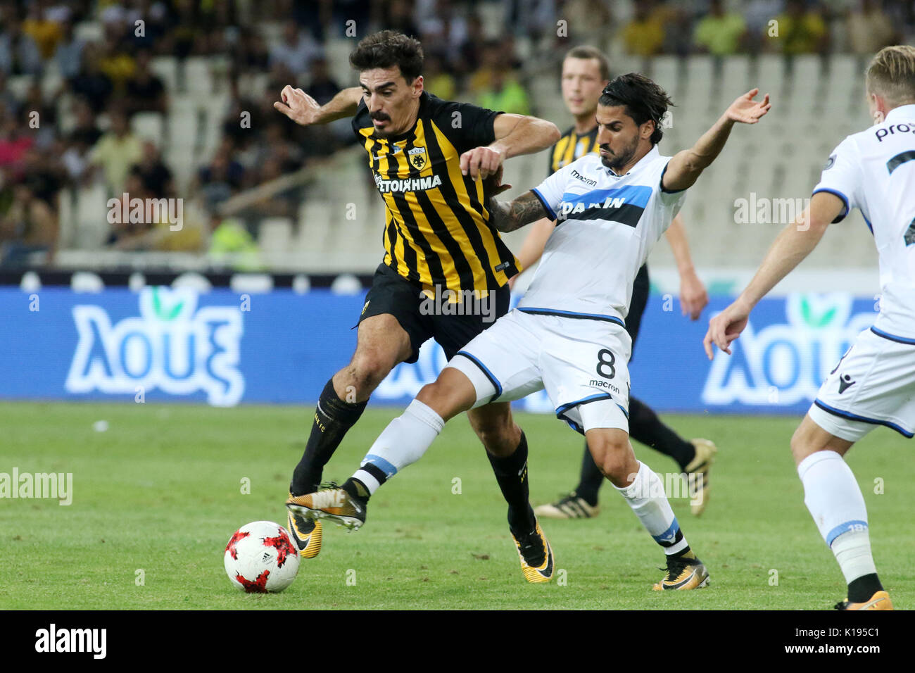 Athen, Griechenland. 24 Aug, 2017. Lazaros Christodoulopoulos in Aktion mit der Club Brugge Verteidigung Spieler während der UEFA Europa League Play-off-rückspiel Fußball Match zwischen Club Brugge und AEK Athen im Olympiastadion. Endstand AEK Athen gewann 3-0. Credit: SOPA Images Limited/Alamy leben Nachrichten Stockfoto