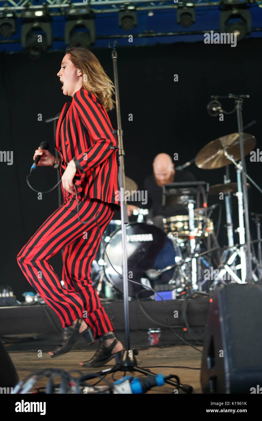 Reading, Großbritannien. 25 Aug, 2017. Theresa Jarvis von Yonaka live auf der Bühne des Festival Republik 2017 Reading Festival. Foto Datum: Freitag, 25. August 2017. Photo Credit: Roger Garfield/Alamy leben Nachrichten Stockfoto