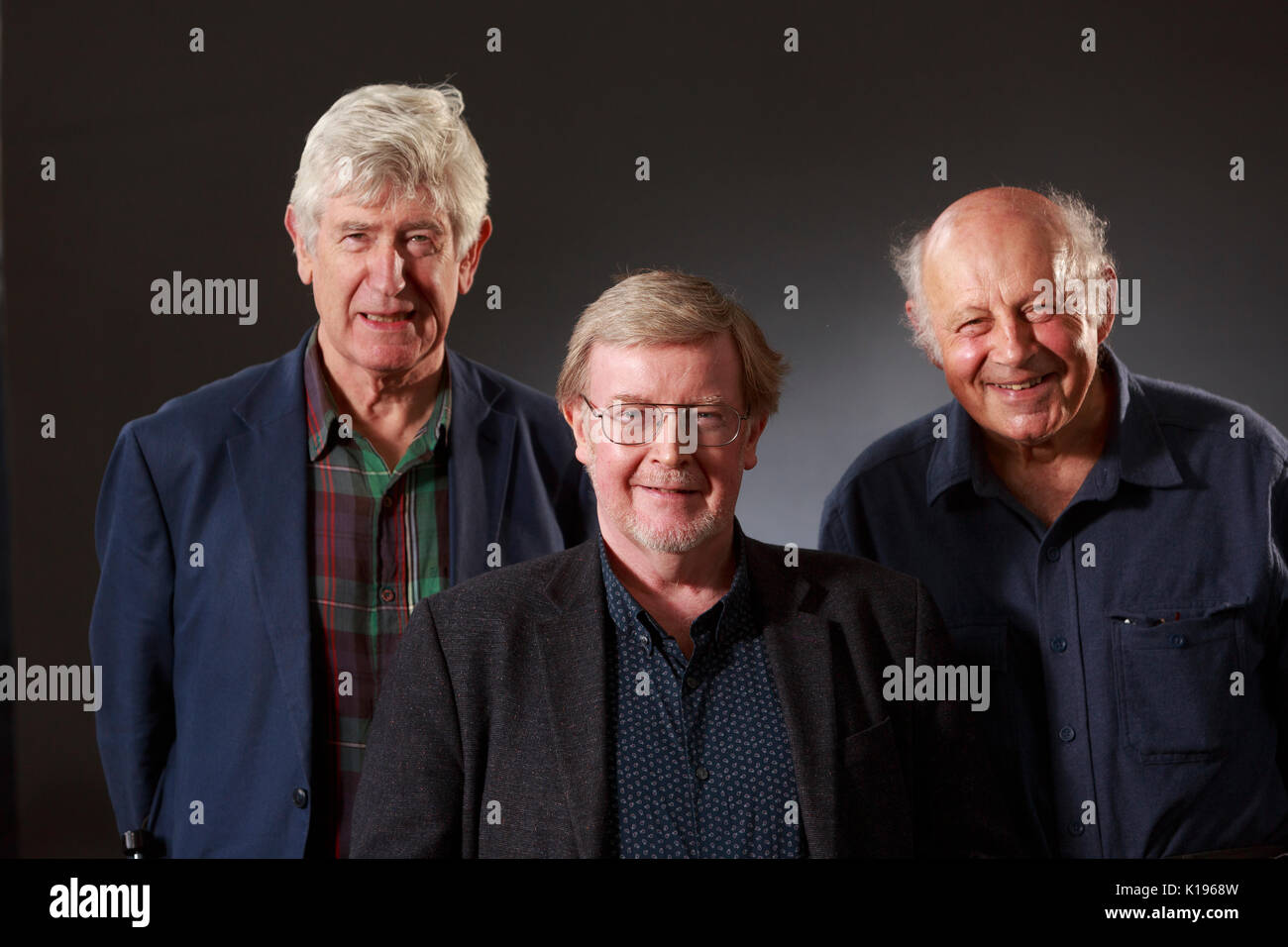 Edinburgh, Schottland 25. August. Tag 14 Edinburgh International Book Festival. Bild: Alexander Moffat, bekannt als Sandy Moffat, ist ein schottischer Porträtmaler, Alan Riach, schottische Dichter und akademischen und John purser, schottischer Komponist, Musikwissenschaftler, Historiker und Musik. Er ist auch ein Dramatiker. Credit: Pako Mera/Alamy leben Nachrichten Stockfoto