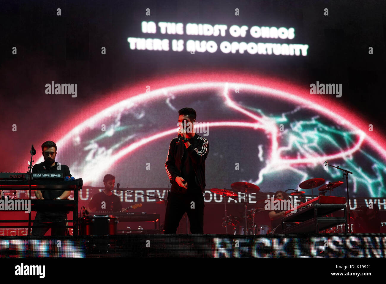 Dan Smith der Bastille live auf der Hauptbühne am 2017 Reading Festival. Foto Datum: Freitag, 25. August 2017. Photo Credit: Roger Garfield/Alamy Stockfoto