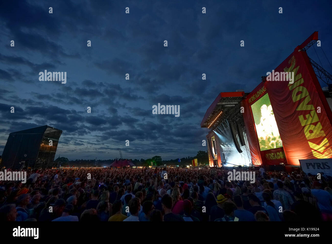 Ein Blick auf die Hauptbühne bei Sonnenuntergang an der 2017 Reading Festival. Foto Datum: Freitag, 25. August 2017. Photo Credit: Roger Garfield/Alamy Stockfoto