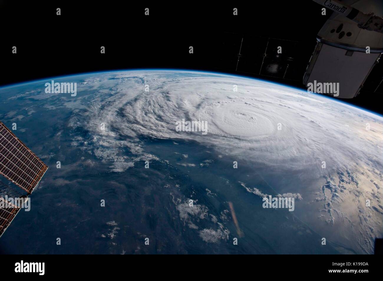 Blick auf massive Hurrikan Harvey von der Internationalen Raumstation als der Sturm auf die Küste von Texas August 25, 2017. Harvey ist jetzt ein Hurrikan der Kategorie 4 Sturm der texanischen Küste zu schlagen und erhebliche Schäden und Überschwemmungen. Stockfoto