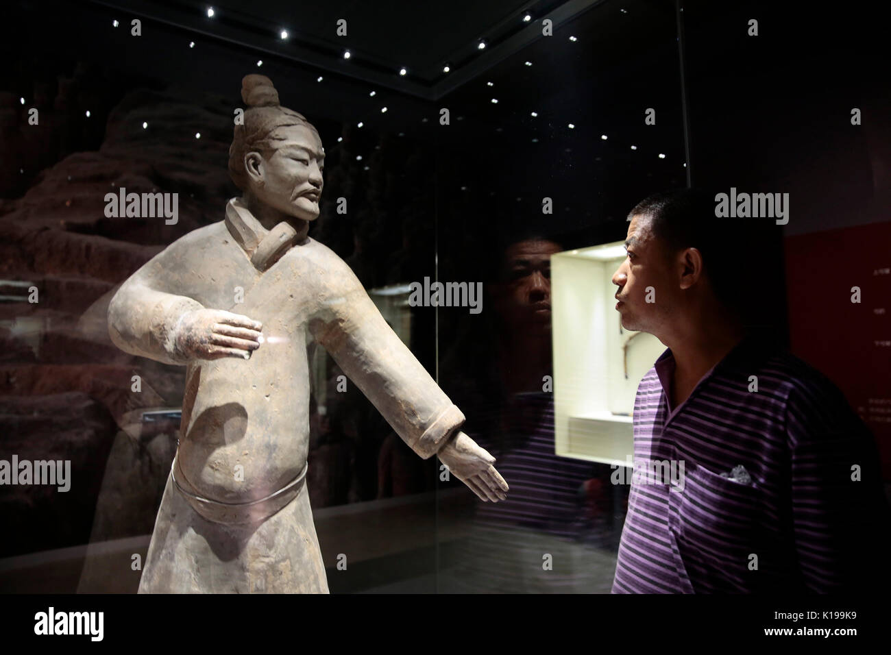 (170826) - Tianjin, Aug 26, 2017 (Xinhua) - ein Besucher eine Terrakotta Bogenschießen Abbildung der Qin-dynastie während einer Sport kulturelle Relikte Ausstellung im Tianjin Museum in North China Tianjin, Aug 25., 2017. Rund 200 kulturelle Relikte wurden in der Ausstellung, die am Freitag trat angezeigt. (Xinhua / Shen Hua) (mcg) Stockfoto