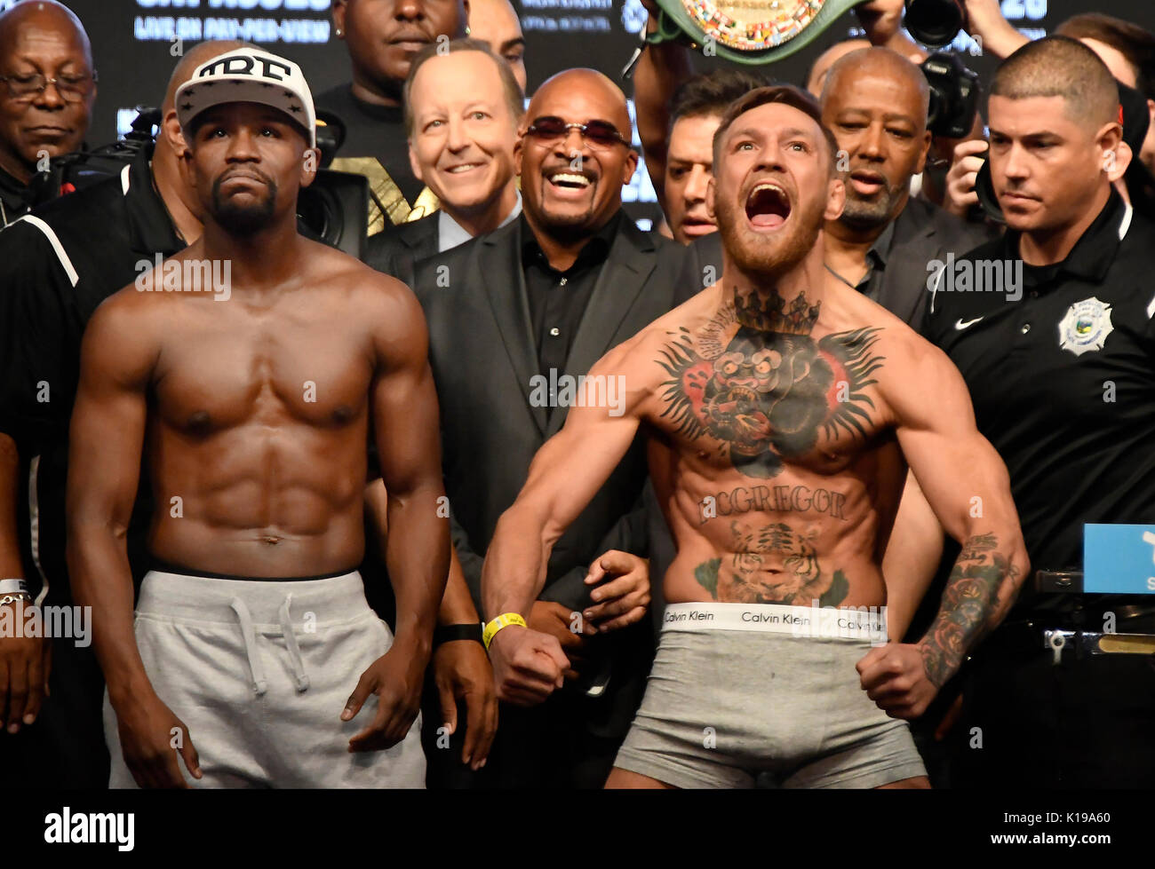 Las Vegas, NV, USA. 25 Aug, 2017. (L - R) Floyd Mayweather jr. stellt mit Conor McGregor während des heutigen wiegen - In Freitag an der T-Mobile Arena. McGregor kämpfen werden Floyd Mayweather Jr. August 26. bei der T-Mobile Arena in Las Vegas. Dies wird Floyd's 50. Kampf sein und seine letzte. Fotos von Gene Blevins/LA DailyNews/SCNG/ZumaPress. Credit: Gene Blevins/ZUMA Draht/Alamy leben Nachrichten Stockfoto