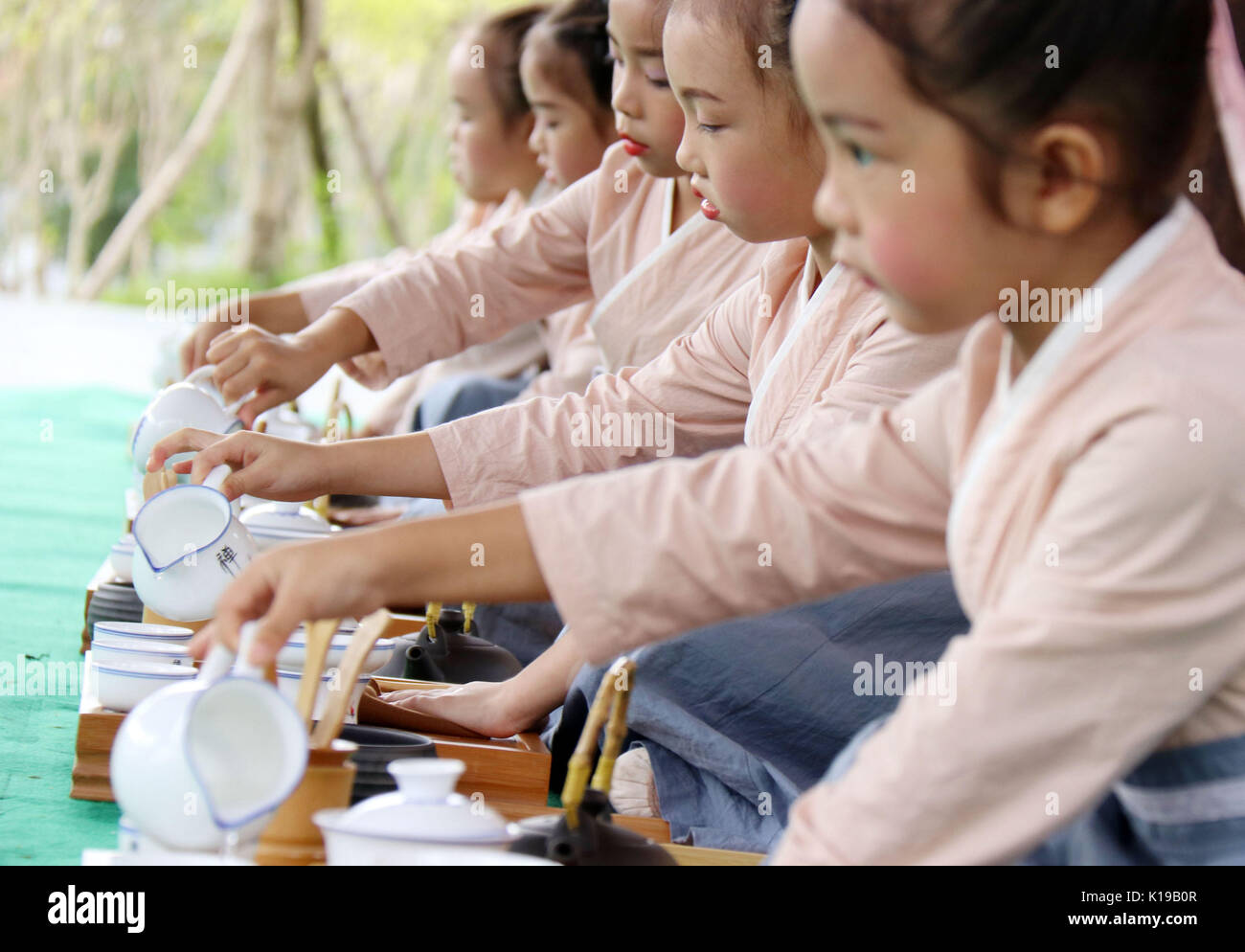 (170826) - liping, Aug 26, 2017 (Xinhua) - Kinder lernen Kaffee Kunst in einer Etikette training Institution in Liping County, im Südwesten Chinas Provinz Guizhou, Aug 26., 2017. Während der Sommerferien, viele Kinder besuchen Kaffee Kunst Klassen der lokalen Kaffee Kultur mit einer langen Geschichte zu erleben. (Xinhua / Yang Daifu) (xzy) Stockfoto