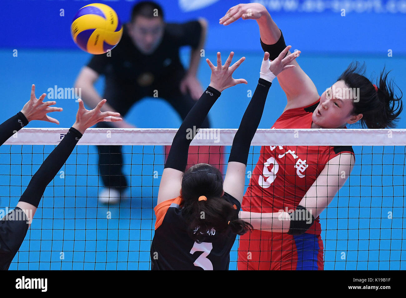 (170826) - Tianjin, Aug 26, 2017 (Xinhua) - Wang Yimei (R) von Liaoning Spikes die Kugel während der viertelfinalegleichen der Frauen volleyball zwischen Liaoning und Fujian auf der 13. Chinesischen Nationalen Spiele in North China Tianjin Gemeinde, 26.08.2017. (Xinhua/Huang Zongzhi) Stockfoto