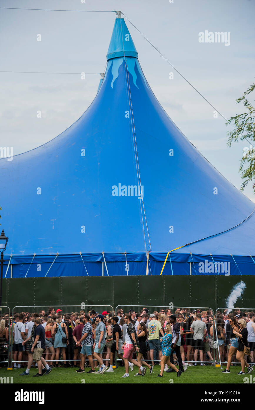 London, Großbritannien. 26 Aug, 2017. Menschenmassen vor dem Trinken, da Sie der Warteschlange für den SW 4 Dance Festival auf Clapham Common auf einer sonnigen Bank Holiday Nachmittag. Credit: Guy Bell/Alamy leben Nachrichten Stockfoto