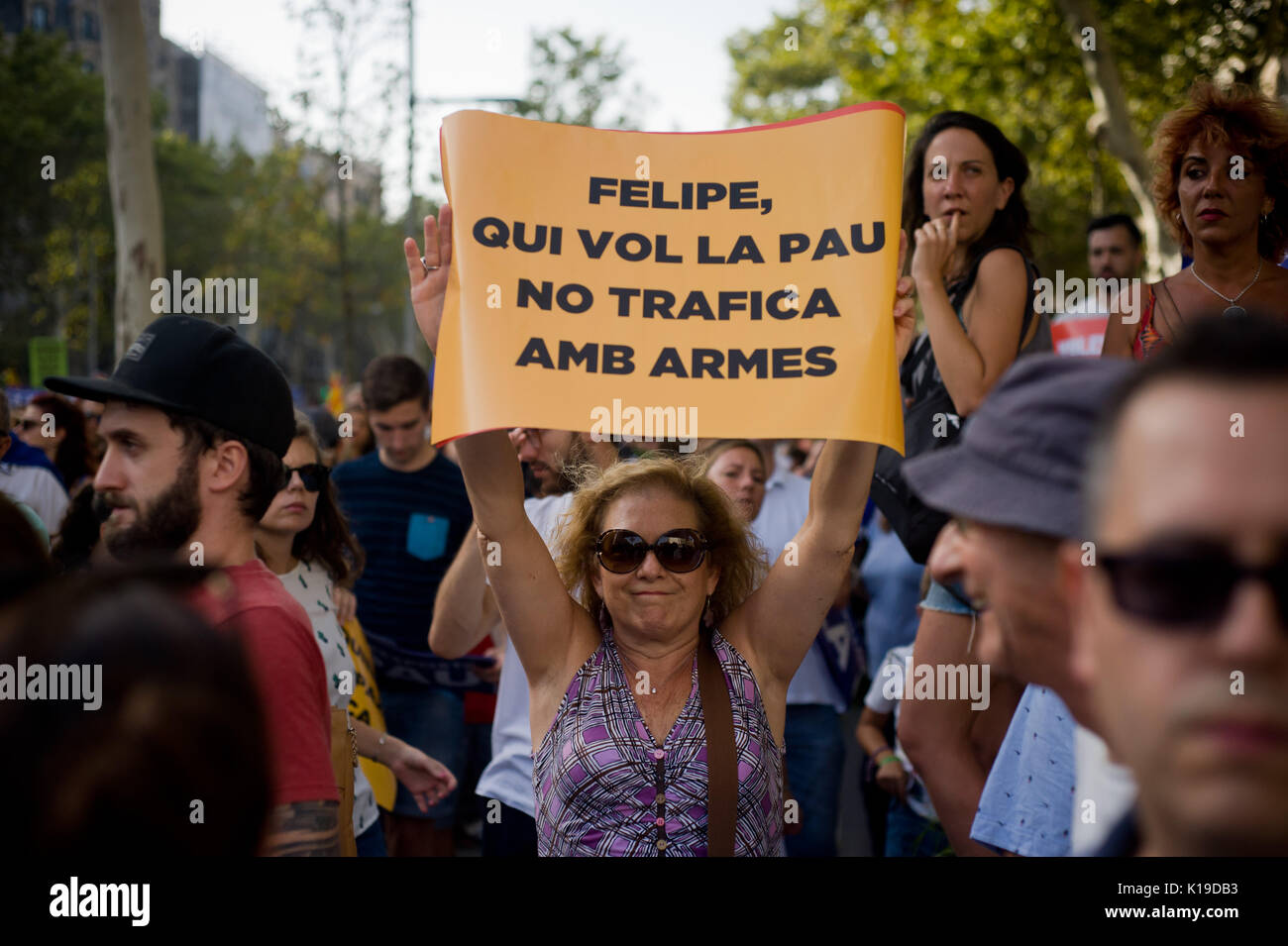 August 26, 2017 - Barcelona, Katalonien, Spanien - Barcelona hält eine Frau ein Banner refered zu König Felipe von Spanien lesen "Felipe, der Frieden nicht mit Waffen umgehen will. Eine halbe Million Menschen haben durch die Straßen unter dem Motto "Wir haben keine Angst nach, dass ein Terroranschlag in Las Ramblas in Barcelona und in der Nähe von Cambrils 15 Personen letzte Woche getötet (Credit Bild: © Jordi Boixareu über ZUMA Draht) gezeigt Stockfoto