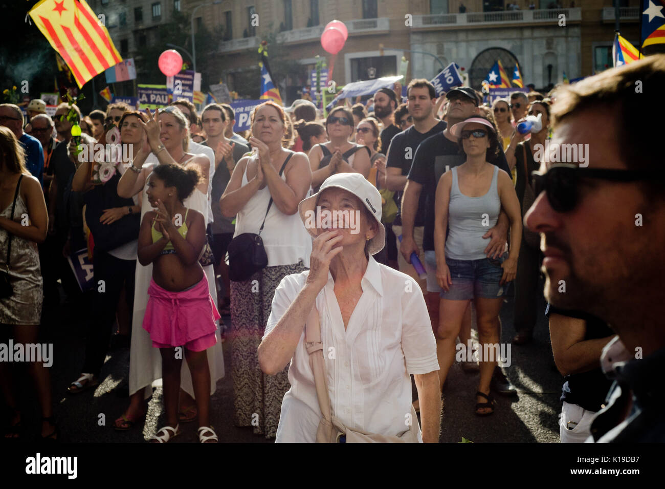 August 26, 2017 - Barcelona, Katalonien, Spanien - Barcelona Menschen Teil findet in einem März gegen terroristische Angriffe. Eine halbe Million Menschen haben durch die Straßen unter dem Motto "Wir haben keine Angst nach, dass ein Terroranschlag in Las Ramblas in Barcelona und in der Nähe von Cambrils 15 Menschen getötet, in der letzten Woche demonstriert. (Bild: © Jordi Boixareu über ZUMA Draht) Stockfoto