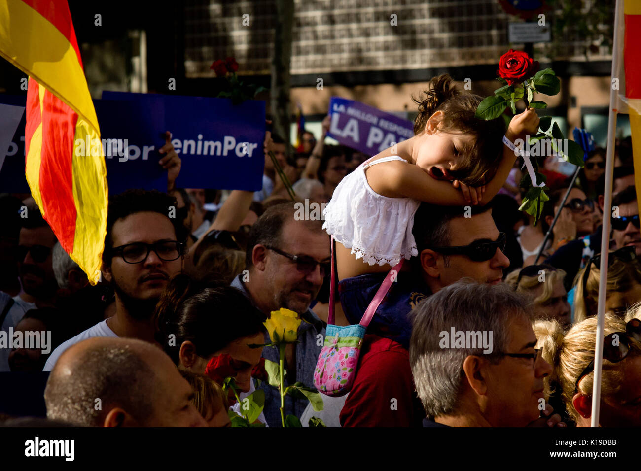 August 26, 2017 - Barcelona, Katalonien, Spanien - In Barcelona ein Kind hält eine Rose während einer März gegen Terroranschläge. Eine halbe Million Menschen haben durch die Straßen unter dem Motto "Wir haben keine Angst nach, dass ein Terroranschlag in Las Ramblas in Barcelona und in der Nähe von Cambrils 15 Personen letzte Woche getötet (Credit Bild: © Jordi Boixareu über ZUMA Draht) gezeigt Stockfoto