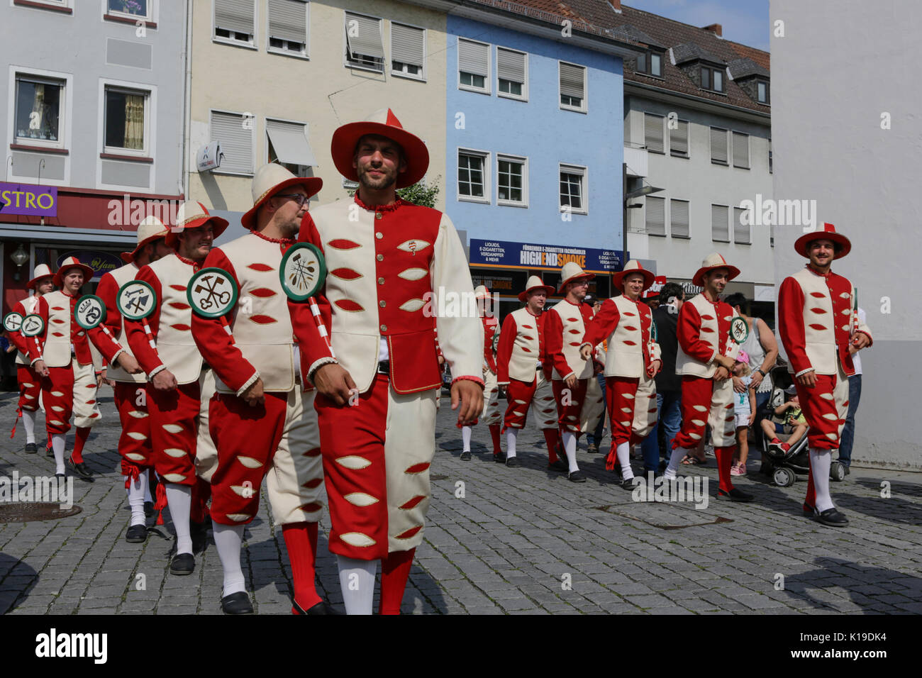 Worms, Deutschland. 26. August 2017. Die Gesellen kommen bei der Eröffnung. Der größte Wein- und Volksfest am Rhein, das backfischfest in Worms begann mit der traditionellen Übergabe der Macht aus dem Oberbürgermeister, dem Bürgermeister von der Fischer, Lea. Die Zeremonie wurde von Tänzen und Musik umrahmt. Staatssekretärin Daniela Schmitt vom rheinland-pfälzischen Ministerium für Wirtschaft, Verkehr, Landwirtschaft und Weinbau nahmen an der Eröffnung der Credit: Michael Debets/Alamy leben Nachrichten Stockfoto