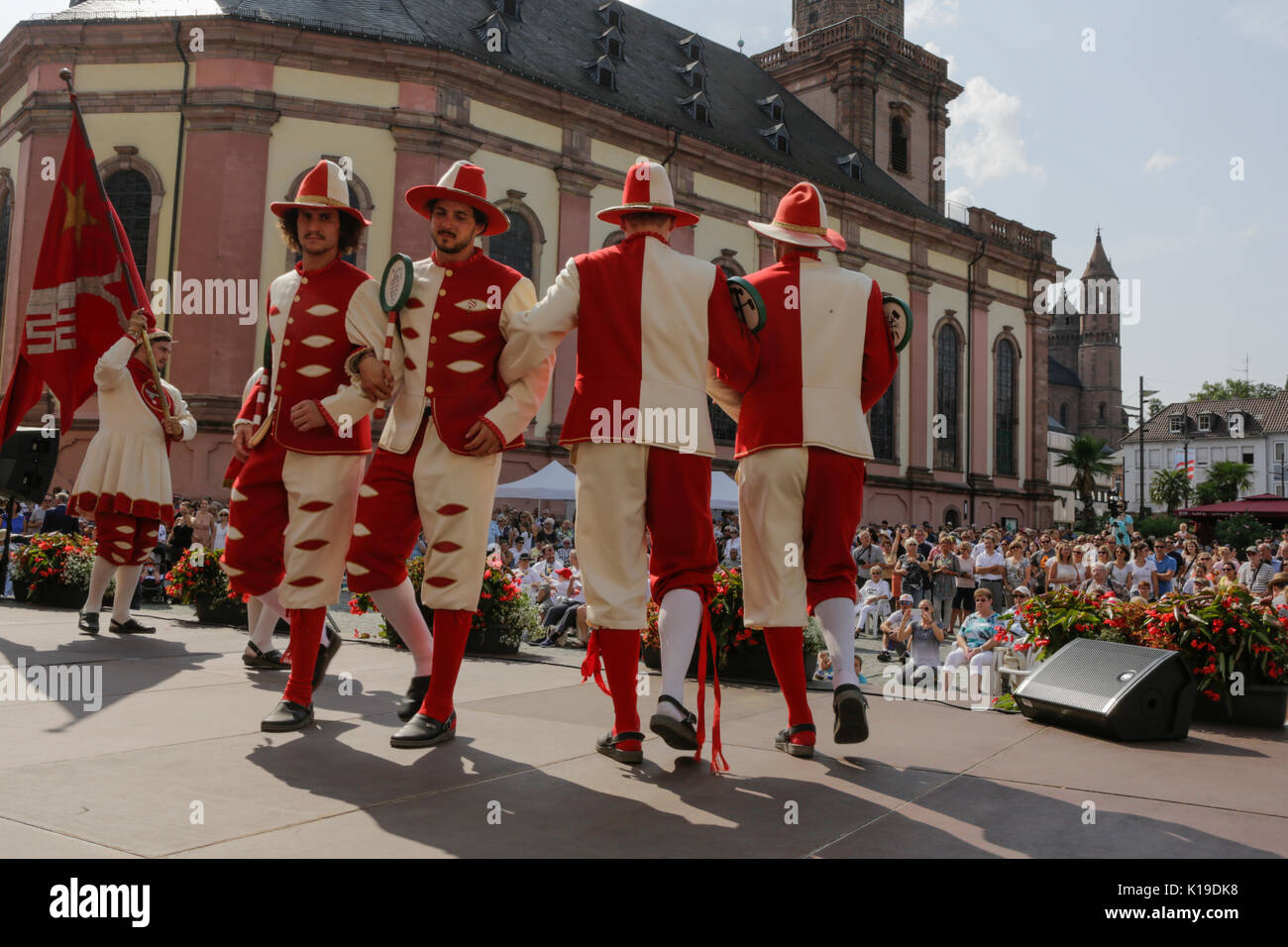 Worms, Deutschland. 26. August 2017. Die Gesellen führen Sie die traditionellen Tanz der Gesellen. Der größte Wein- und Volksfest am Rhein, das backfischfest in Worms begann mit der traditionellen Übergabe der Macht aus dem Oberbürgermeister, dem Bürgermeister von der Fischer, Lea. Die Zeremonie wurde von Tänzen und Musik umrahmt. Staatssekretärin Daniela Schmitt vom rheinland-pfälzischen Ministerium für Wirtschaft, Verkehr, Landwirtschaft und Weinbau nahmen an der Eröffnung der Credit: Michael Debets/Alamy leben Nachrichten Stockfoto