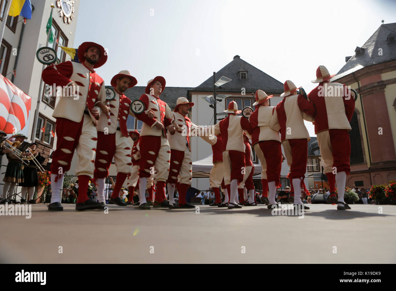 Worms, Deutschland. 26. August 2017. Die Gesellen führen Sie die traditionellen Tanz der Gesellen. Der größte Wein- und Volksfest am Rhein, das backfischfest in Worms begann mit der traditionellen Übergabe der Macht aus dem Oberbürgermeister, dem Bürgermeister von der Fischer, Lea. Die Zeremonie wurde von Tänzen und Musik umrahmt. Staatssekretärin Daniela Schmitt vom rheinland-pfälzischen Ministerium für Wirtschaft, Verkehr, Landwirtschaft und Weinbau nahmen an der Eröffnung der Credit: Michael Debets/Alamy leben Nachrichten Stockfoto