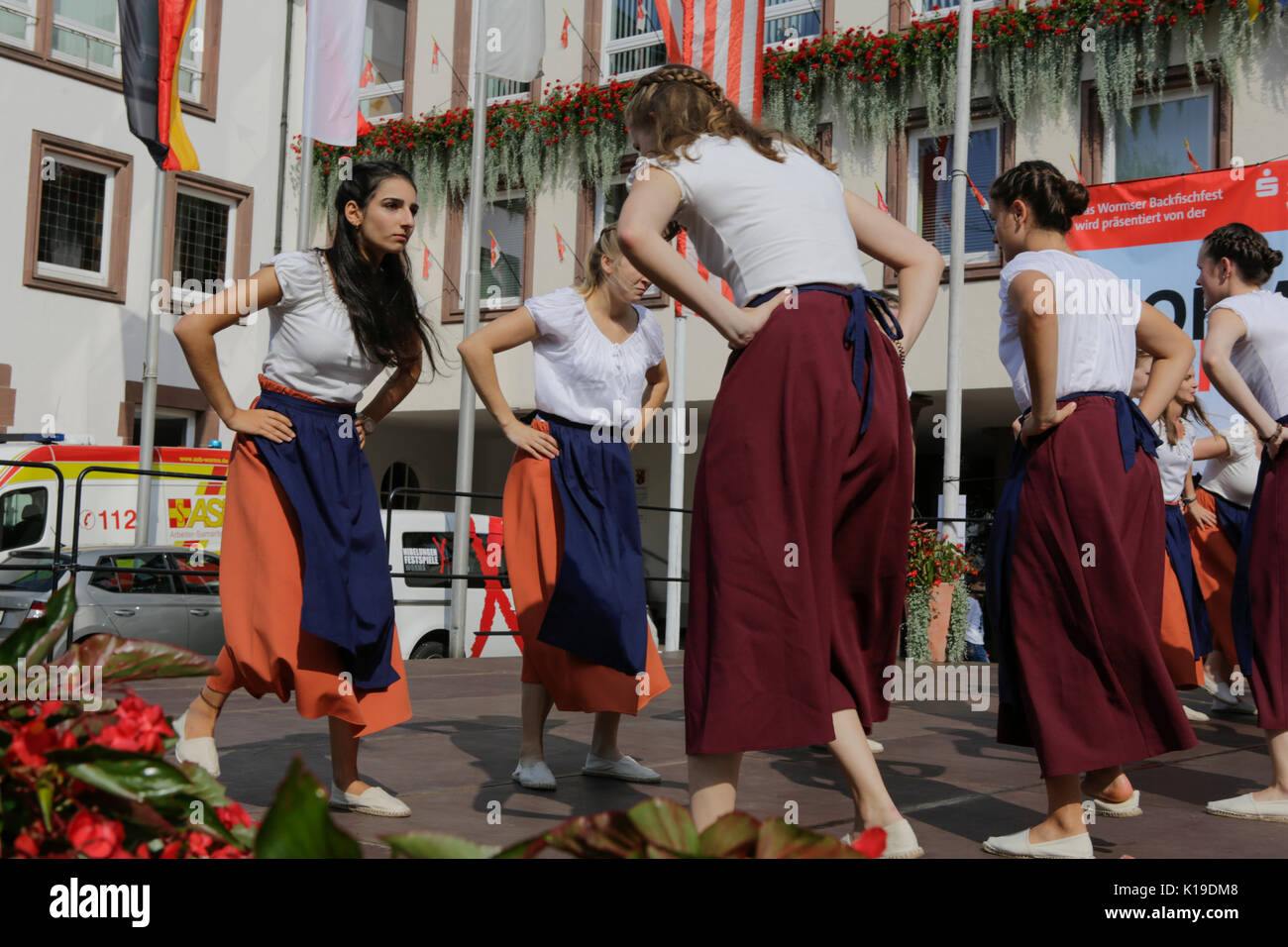 Worms, Deutschland. 26. August 2017. Die Teilnehmer führen die Tanz Der fishwives. Der größte Wein- und Volksfest am Rhein, das backfischfest in Worms begann mit der traditionellen Übergabe der Macht aus dem Oberbürgermeister, dem Bürgermeister von der Fischer, Lea. Die Zeremonie wurde von Tänzen und Musik umrahmt. Staatssekretärin Daniela Schmitt vom rheinland-pfälzischen Ministerium für Wirtschaft, Verkehr, Landwirtschaft und Weinbau nahmen an der Eröffnung der Credit: Michael Debets/Alamy leben Nachrichten Stockfoto