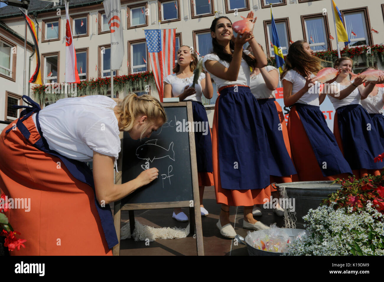 Worms, Deutschland. 26. August 2017. Die Teilnehmer führen die Tanz Der fishwives. Der größte Wein- und Volksfest am Rhein, das backfischfest in Worms begann mit der traditionellen Übergabe der Macht aus dem Oberbürgermeister, dem Bürgermeister von der Fischer, Lea. Die Zeremonie wurde von Tänzen und Musik umrahmt. Staatssekretärin Daniela Schmitt vom rheinland-pfälzischen Ministerium für Wirtschaft, Verkehr, Landwirtschaft und Weinbau nahmen an der Eröffnung der Credit: Michael Debets/Alamy leben Nachrichten Stockfoto