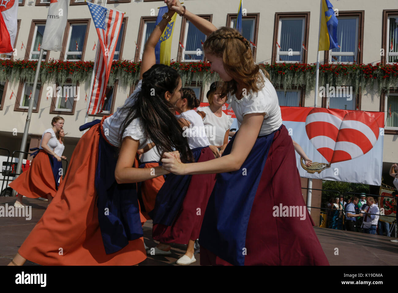 Worms, Deutschland. 26. August 2017. Die Teilnehmer führen die Tanz Der fishwives. Der größte Wein- und Volksfest am Rhein, das backfischfest in Worms begann mit der traditionellen Übergabe der Macht aus dem Oberbürgermeister, dem Bürgermeister von der Fischer, Lea. Die Zeremonie wurde von Tänzen und Musik umrahmt. Staatssekretärin Daniela Schmitt vom rheinland-pfälzischen Ministerium für Wirtschaft, Verkehr, Landwirtschaft und Weinbau nahmen an der Eröffnung der Credit: Michael Debets/Alamy leben Nachrichten Stockfoto
