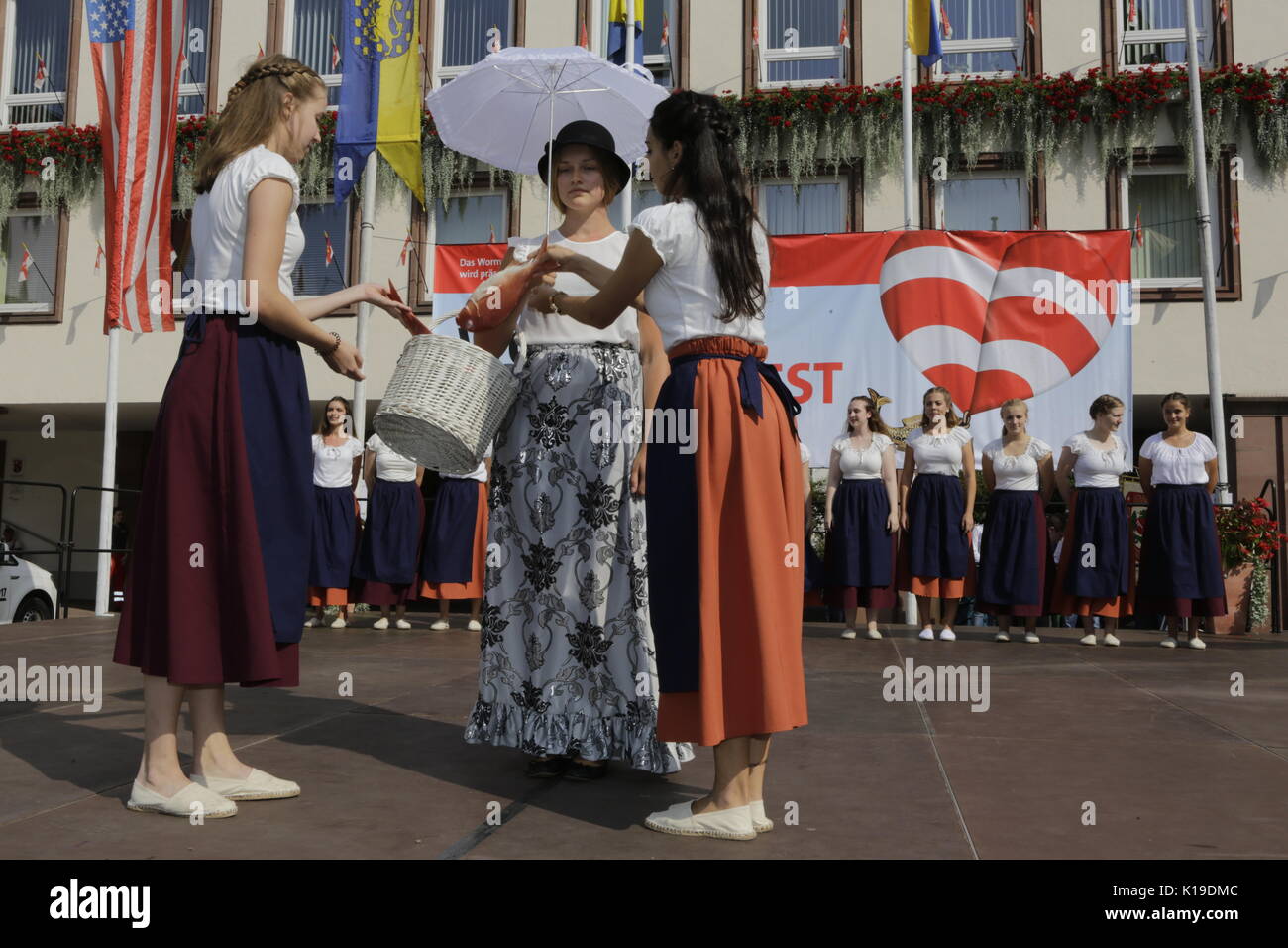 Worms, Deutschland. 26. August 2017. Die Teilnehmer führen die Tanz Der fishwives. Der größte Wein- und Volksfest am Rhein, das backfischfest in Worms begann mit der traditionellen Übergabe der Macht aus dem Oberbürgermeister, dem Bürgermeister der fishermenÕs Lea. Die Zeremonie wurde von Tänzen und Musik umrahmt. Staatssekretärin Daniela Schmitt vom rheinland-pfälzischen Ministerium für Wirtschaft, Verkehr, Landwirtschaft und Weinbau nahmen an der Eröffnung der Credit: Michael Debets/Alamy leben Nachrichten Stockfoto