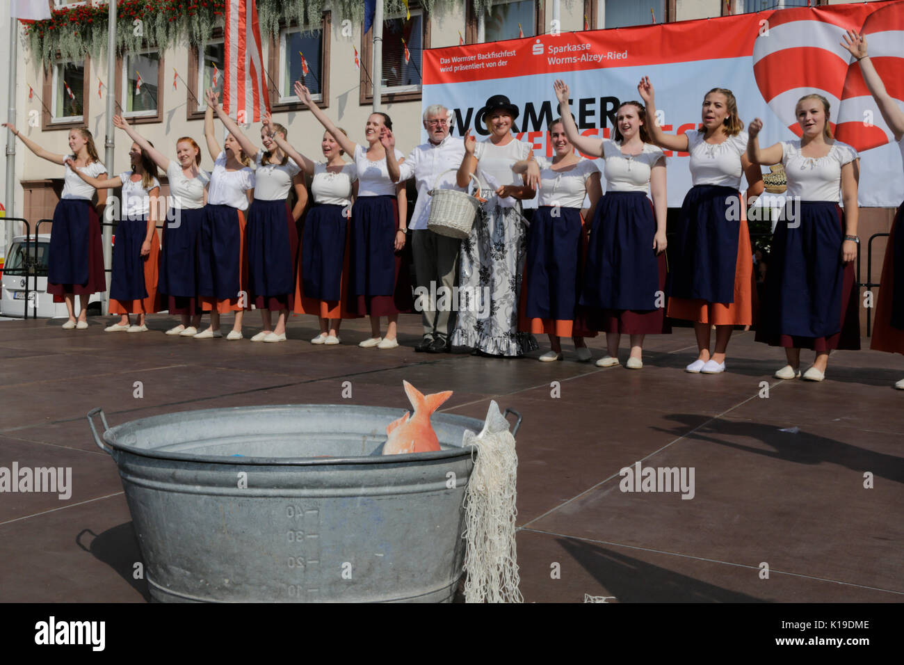 Worms, Deutschland. 26. August 2017. Die Teilnehmer führen die Tanz Der fishwives. Der größte Wein- und Volksfest am Rhein, das backfischfest in Worms begann mit der traditionellen Übergabe der Macht aus dem Oberbürgermeister, dem Bürgermeister von der Fischer, Lea. Die Zeremonie wurde von Tänzen und Musik umrahmt. Staatssekretärin Daniela Schmitt vom rheinland-pfälzischen Ministerium für Wirtschaft, Verkehr, Landwirtschaft und Weinbau nahmen an der Eröffnung der Credit: Michael Debets/Alamy leben Nachrichten Stockfoto