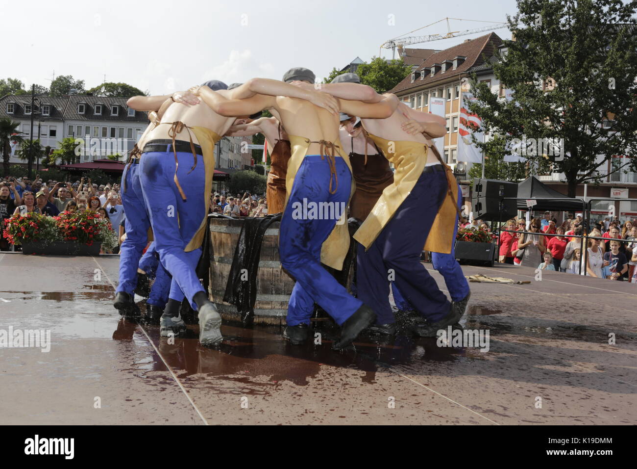 Worms, Deutschland. 26. August 2017. Die Teilnehmer führen die Tanz der Leder. Der größte Wein- und Volksfest am Rhein, das backfischfest in Worms begann mit der traditionellen Übergabe der Macht aus dem Oberbürgermeister, dem Bürgermeister der fishermenÕs Lea. Die Zeremonie wurde von Tänzen und Musik umrahmt. Staatssekretärin Daniela Schmitt vom rheinland-pfälzischen Ministerium für Wirtschaft, Verkehr, Landwirtschaft und Weinbau nahmen an der Eröffnung der Credit: Michael Debets/Alamy leben Nachrichten Stockfoto