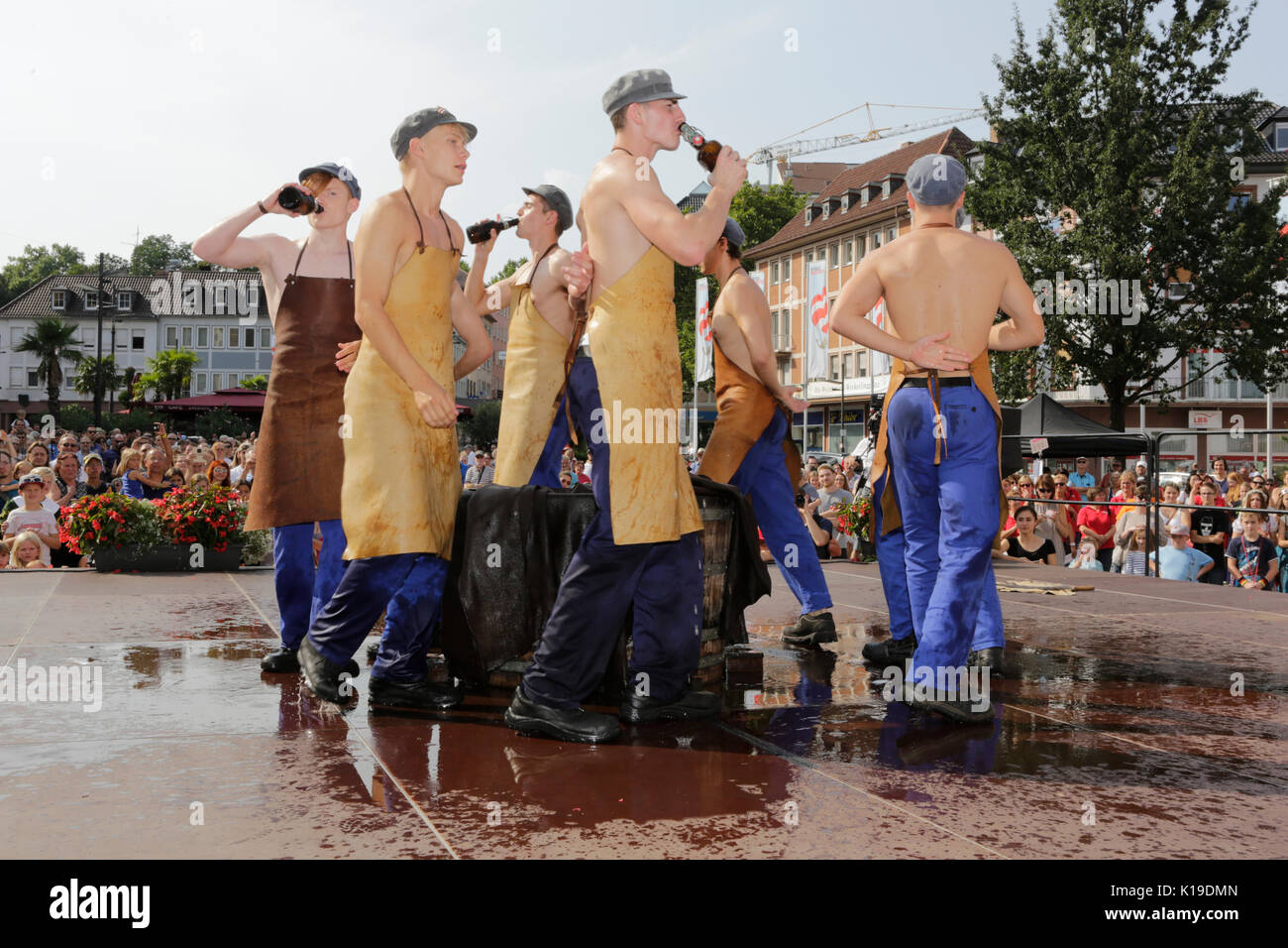 Worms, Deutschland. 26. August 2017. Die Teilnehmer führen die Tanz der Leder. Der größte Wein- und Volksfest am Rhein, das backfischfest in Worms begann mit der traditionellen Übergabe der Macht aus dem Oberbürgermeister, dem Bürgermeister von der Fischer, Lea. Die Zeremonie wurde von Tänzen und Musik umrahmt. Staatssekretärin Daniela Schmitt vom rheinland-pfälzischen Ministerium für Wirtschaft, Verkehr, Landwirtschaft und Weinbau nahmen an der Eröffnung der Credit: Michael Debets/Alamy leben Nachrichten Stockfoto