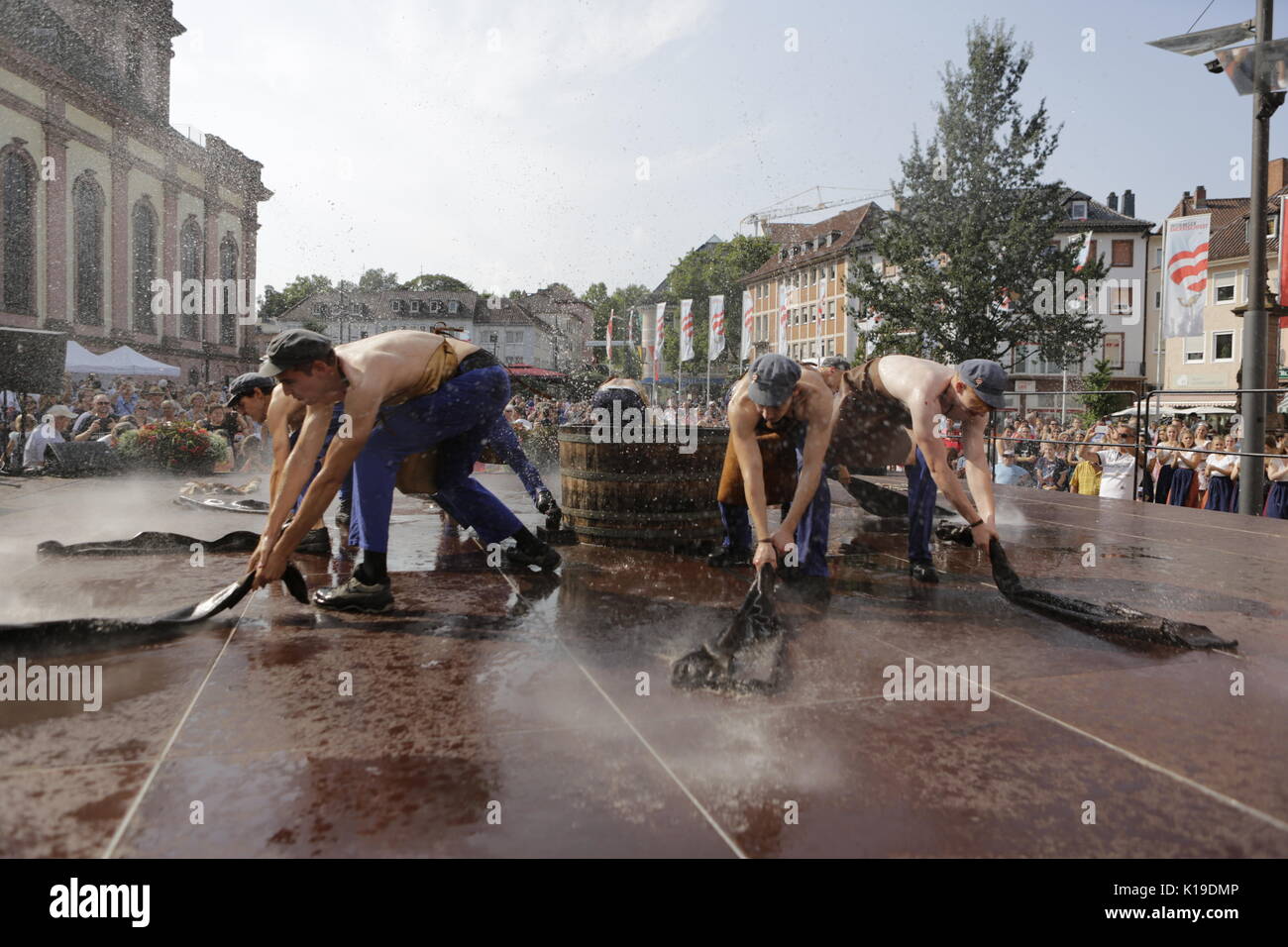 Worms, Deutschland. 26. August 2017. Die Teilnehmer führen die Tanz der Leder. Der größte Wein- und Volksfest am Rhein, das backfischfest in Worms begann mit der traditionellen Übergabe der Macht aus dem Oberbürgermeister, dem Bürgermeister der fishermenÕs Lea. Die Zeremonie wurde von Tänzen und Musik umrahmt. Staatssekretärin Daniela Schmitt vom rheinland-pfälzischen Ministerium für Wirtschaft, Verkehr, Landwirtschaft und Weinbau nahmen an der Eröffnung der Credit: Michael Debets/Alamy leben Nachrichten Stockfoto