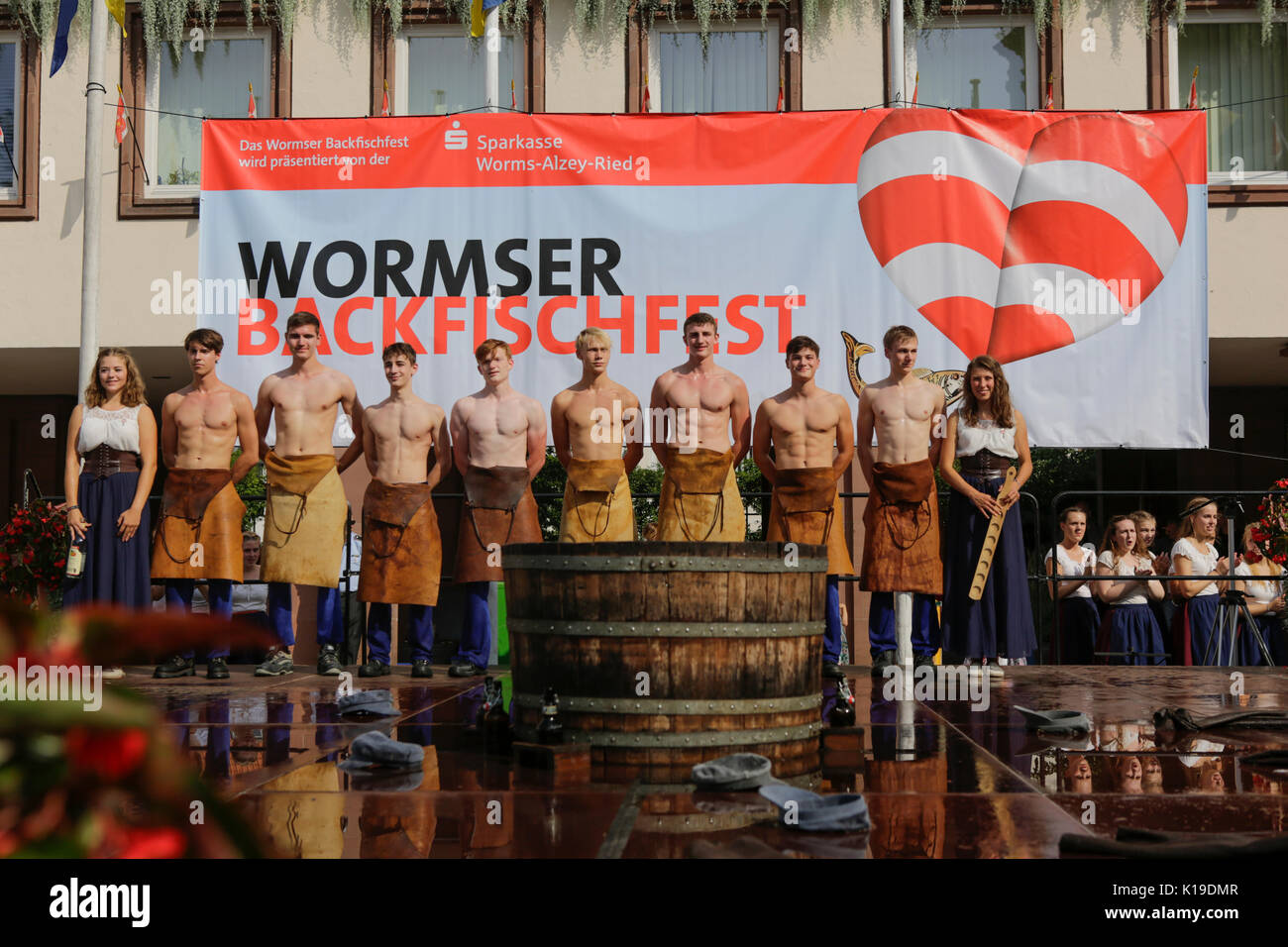 Worms, Deutschland. 26. August 2017. Die Teilnehmer führen die Tanz der Leder. Der größte Wein- und Volksfest am Rhein, das backfischfest in Worms begann mit der traditionellen Übergabe der Macht aus dem Oberbürgermeister, dem Bürgermeister von der Fischer, Lea. Die Zeremonie wurde von Tänzen und Musik umrahmt. Staatssekretärin Daniela Schmitt vom rheinland-pfälzischen Ministerium für Wirtschaft, Verkehr, Landwirtschaft und Weinbau nahmen an der Eröffnung der Credit: Michael Debets/Alamy leben Nachrichten Stockfoto