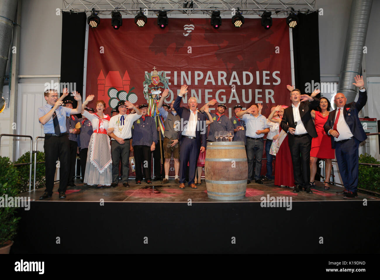 Worms, Deutschland. 26. August 2017. Der größte Wein- und Volksfest am Rhein, das backfischfest in Worms begann mit der traditionellen Übergabe der Macht aus dem Oberbürgermeister, dem Bürgermeister von der Fischer, Lea. Die Zeremonie wurde von Tänzen und Musik umrahmt. Staatssekretärin Daniela Schmitt vom rheinland-pfälzischen Ministerium für Wirtschaft, Verkehr, Landwirtschaft und Weinbau nahmen an der Eröffnung der Credit: Michael Debets/Alamy leben Nachrichten Stockfoto