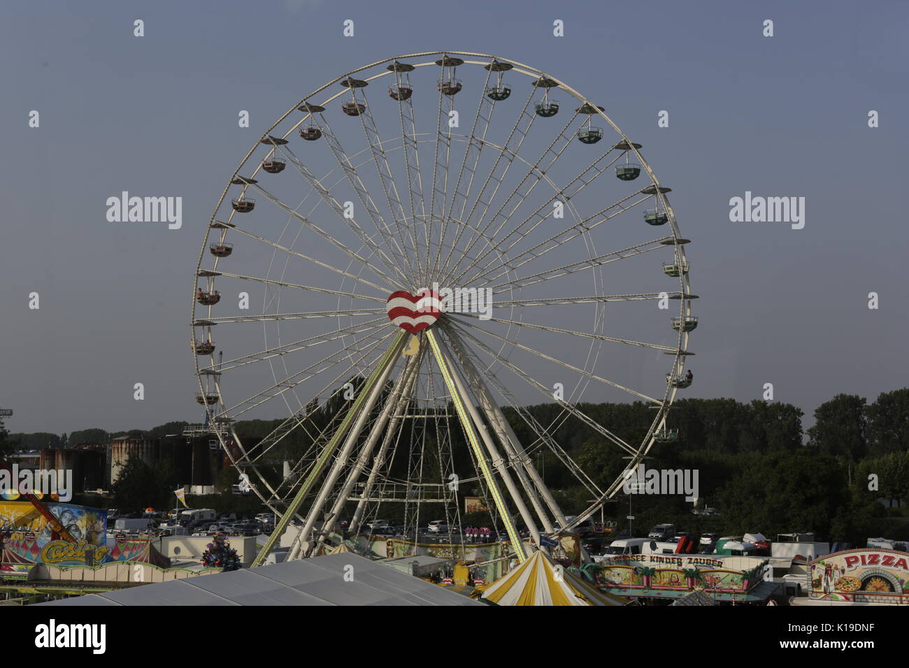 Worms, Deutschland. 26. August 2017. Bild des Riesenrads auf dem Messegelände. Der größte Wein- und Volksfest am Rhein, das backfischfest in Worms begann mit der traditionellen Übergabe der Macht aus dem Oberbürgermeister, dem Bürgermeister der fishermenÕs Lea. Die Zeremonie wurde von Tänzen und Musik umrahmt. Staatssekretärin Daniela Schmitt vom rheinland-pfälzischen Ministerium für Wirtschaft, Verkehr, Landwirtschaft und Weinbau nahmen an der Eröffnung der Credit: Michael Debets/Alamy leben Nachrichten Stockfoto