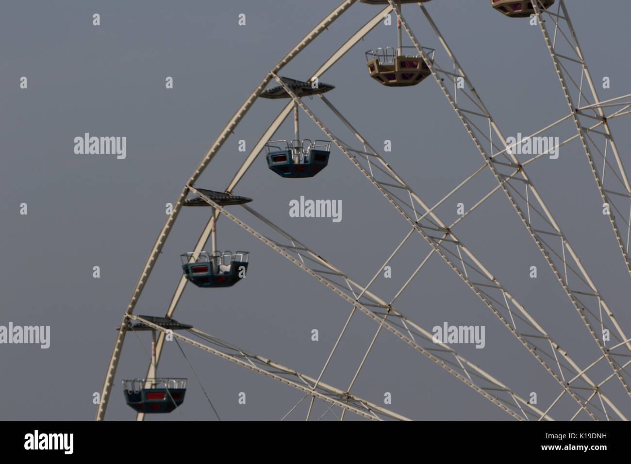 Worms, Deutschland. 26. August 2017. In der Nähe des Riesenrad auf dem Messegelände. Der größte Wein- und Volksfest am Rhein, das backfischfest in Worms begann mit der traditionellen Übergabe der Macht aus dem Oberbürgermeister, dem Bürgermeister von der Fischer, Lea. Die Zeremonie wurde von Tänzen und Musik umrahmt. Staatssekretärin Daniela Schmitt vom rheinland-pfälzischen Ministerium für Wirtschaft, Verkehr, Landwirtschaft und Weinbau nahmen an der Eröffnung der Credit: Michael Debets/Alamy leben Nachrichten Stockfoto
