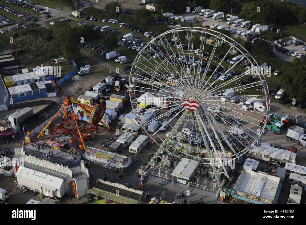 Worms, Deutschland. 26. August 2017. Luftbild des Riesenrads auf dem Messegelände. Der größte Wein- und Volksfest am Rhein, das backfischfest in Worms begann mit der traditionellen Übergabe der Macht aus dem Oberbürgermeister, dem Bürgermeister der fishermenÕs Lea. Die Zeremonie wurde von Tänzen und Musik umrahmt. Staatssekretärin Daniela Schmitt vom rheinland-pfälzischen Ministerium für Wirtschaft, Verkehr, Landwirtschaft und Weinbau nahmen an der Eröffnung der Credit: Michael Debets/Alamy leben Nachrichten Stockfoto