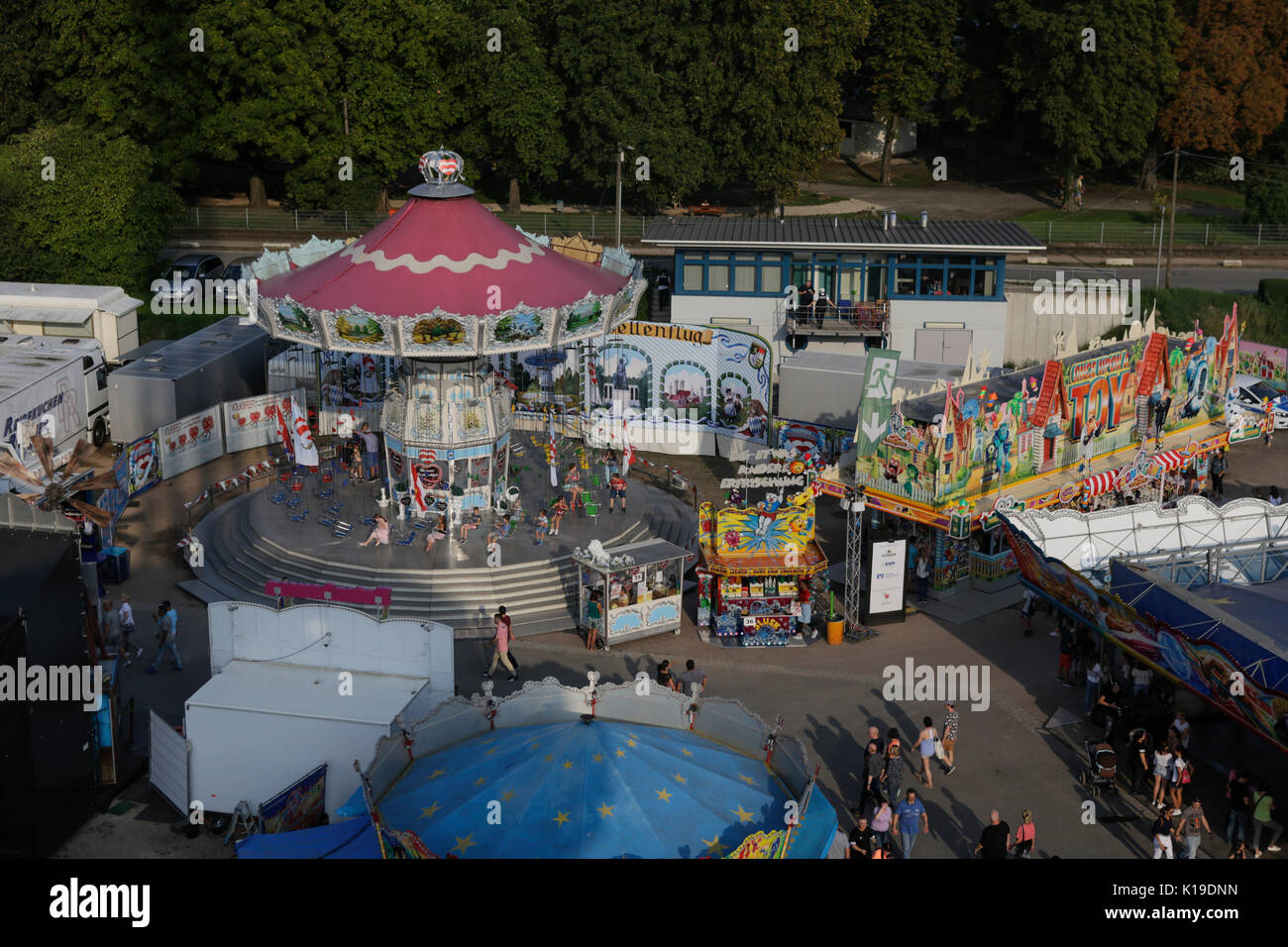 Worms, Deutschland. 26. August 2017. Luftbild der Fahrt der "Break Dance" auf dem Messegelände. Der größte Wein- und Volksfest am Rhein, das backfischfest in Worms begann mit der traditionellen Übergabe der Macht aus dem Oberbürgermeister, dem Bürgermeister von der Fischer, Lea. Die Zeremonie wurde von Tänzen und Musik umrahmt. Staatssekretärin Daniela Schmitt vom rheinland-pfälzischen Ministerium für Wirtschaft, Verkehr, Landwirtschaft und Weinbau nahmen an der Eröffnung der Credit: Michael Debets/Alamy leben Nachrichten Stockfoto