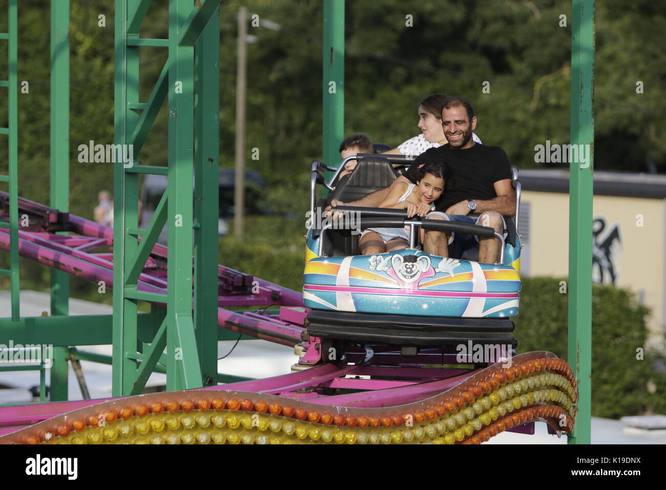 Worms, Deutschland. 26. August 2017. Die Menschen sind der 'Wilde Maos" (Wilde Maus) Achterbahn. Der größte Wein- und Volksfest am Rhein, das backfischfest in Worms begann mit der traditionellen Übergabe der Macht aus dem Oberbürgermeister, dem Bürgermeister der fishermenÕs Lea. Die Zeremonie wurde von Tänzen und Musik umrahmt. Staatssekretärin Daniela Schmitt vom rheinland-pfälzischen Ministerium für Wirtschaft, Verkehr, Landwirtschaft und Weinbau nahmen an der Eröffnung der Credit: Michael Debets/Alamy leben Nachrichten Stockfoto