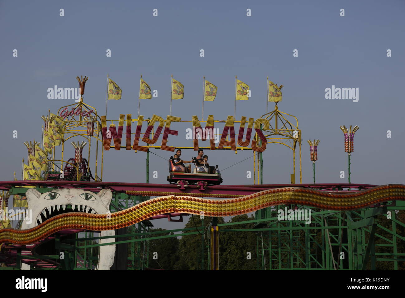 Worms, Deutschland. 26. August 2017. Die Menschen sind der 'Wilde Maos" (Wilde Maus) Achterbahn. Der größte Wein- und Volksfest am Rhein, das backfischfest in Worms begann mit der traditionellen Übergabe der Macht aus dem Oberbürgermeister, dem Bürgermeister der fishermenÕs Lea. Die Zeremonie wurde von Tänzen und Musik umrahmt. Staatssekretärin Daniela Schmitt vom rheinland-pfälzischen Ministerium für Wirtschaft, Verkehr, Landwirtschaft und Weinbau nahmen an der Eröffnung der Credit: Michael Debets/Alamy leben Nachrichten Stockfoto