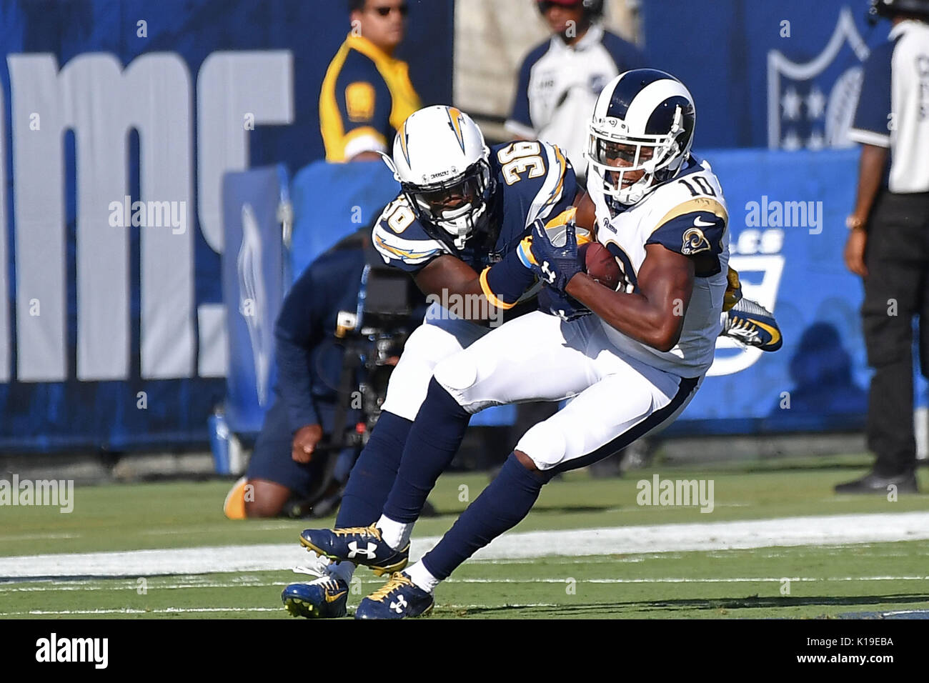 Los Angeles, USA. 26. August 2017. Los Angeles Rams wide receiver Pharoh Cooper #10 den Pass Fänge und wird durch Los Angeles Ladegeräte Defensive zurück Desmond King #36 in Aktion in der ersten Hälfte während der NFL Football Spiel gegen die Los Angeles Ladegeräte im Los Angeles Memorial Coliseum Los Angeles, Kalifornien. Obligatorische Photo Credit: Louis Lopez/CSM Stockfoto