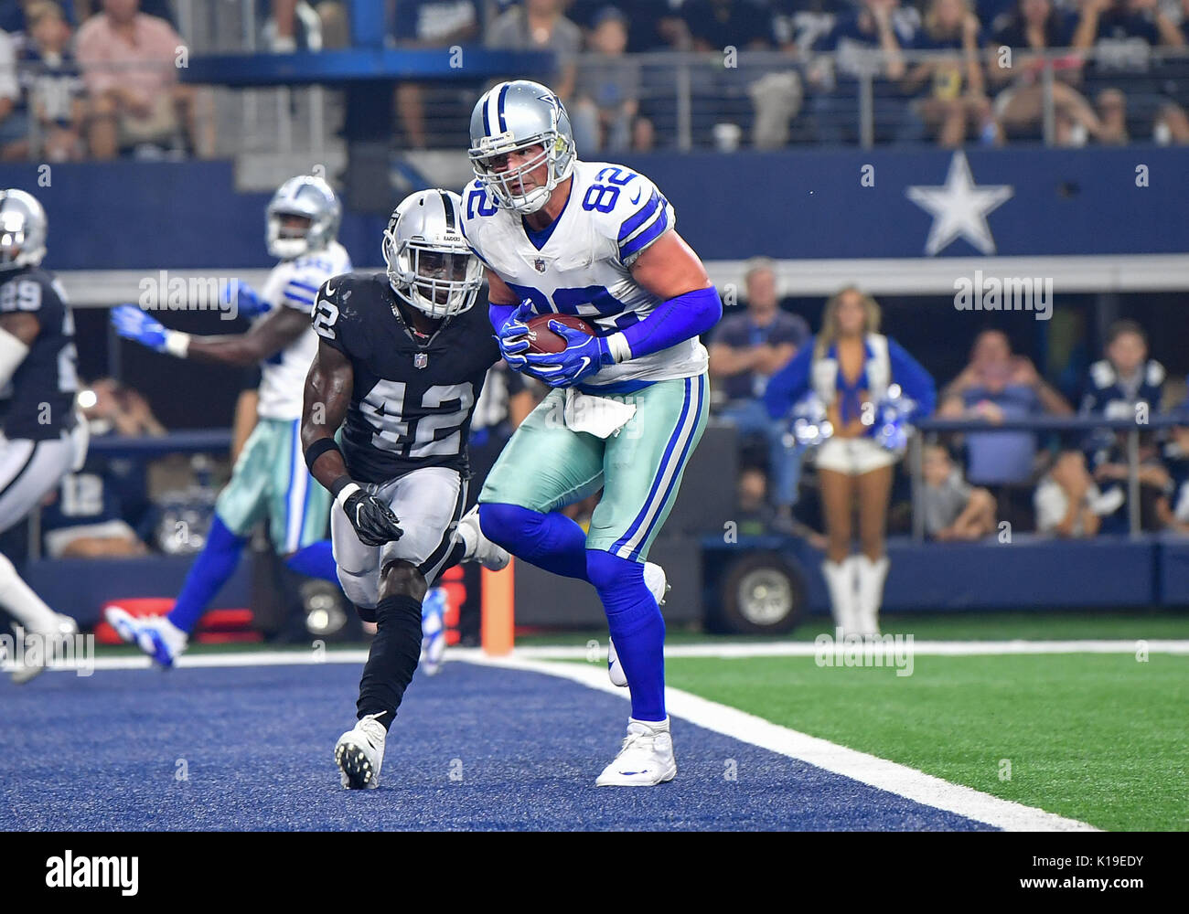 Arlington, Texas, USA. 26. August 2017. Dallas Cowboys tight end Jason Witten (82) fängt einen Pass für einen Touchdown, Oakland Raiders, starke Sicherheit Karl Joseph (42) verteidigt während einer NFL Football Spiel zwischen den Oakland Raiders und Dallas Cowboys bei AT&T Stadium in Arlington, Texas. Manny Flores/CSM Stockfoto