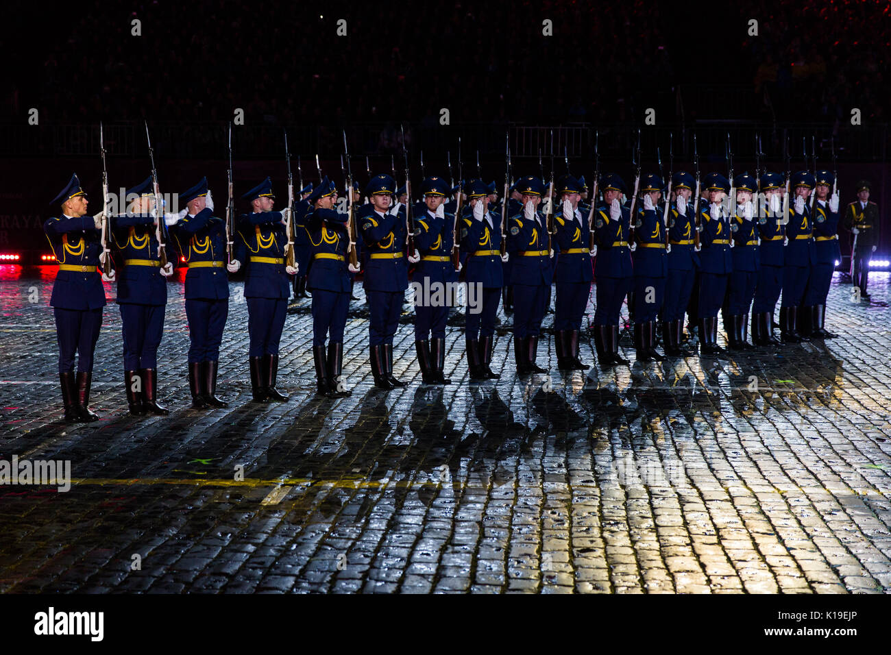 Moskau, Russland. 26 Aug, 2017. Die Ehrengarde und die Band der Streitkräfte der Republik Belarus führt während des passkaya Turm' Internationales Militär Musik Festival in Moskau, Russland, am 12.08.26., 2017. Die passkaya Turm' International Military Music Festival eröffnet auf dem Roten Platz in Moskau am Samstag. Credit: Bai Xueqi/Xinhua/Alamy leben Nachrichten Stockfoto