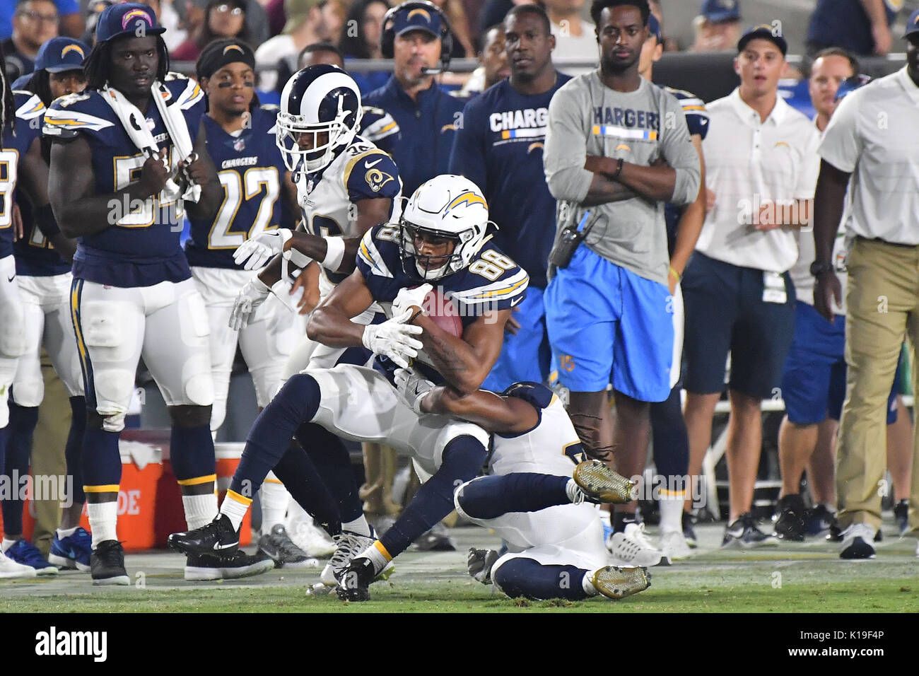 Los Angeles, USA. 26. August 2017. Los Angeles Ladegeräte wide receiver Andre Patton #88 fängt den Pass in Aktion in der zweiten Hälfte während der NFL Football Spiel. Die Los Angeles Rams gegen die Los Angeles Ladegeräte im Los Angeles Memorial Coliseum Los Angeles, Kalifornien. Obligatorische Photo Credit: Louis Lopez/CSM Stockfoto