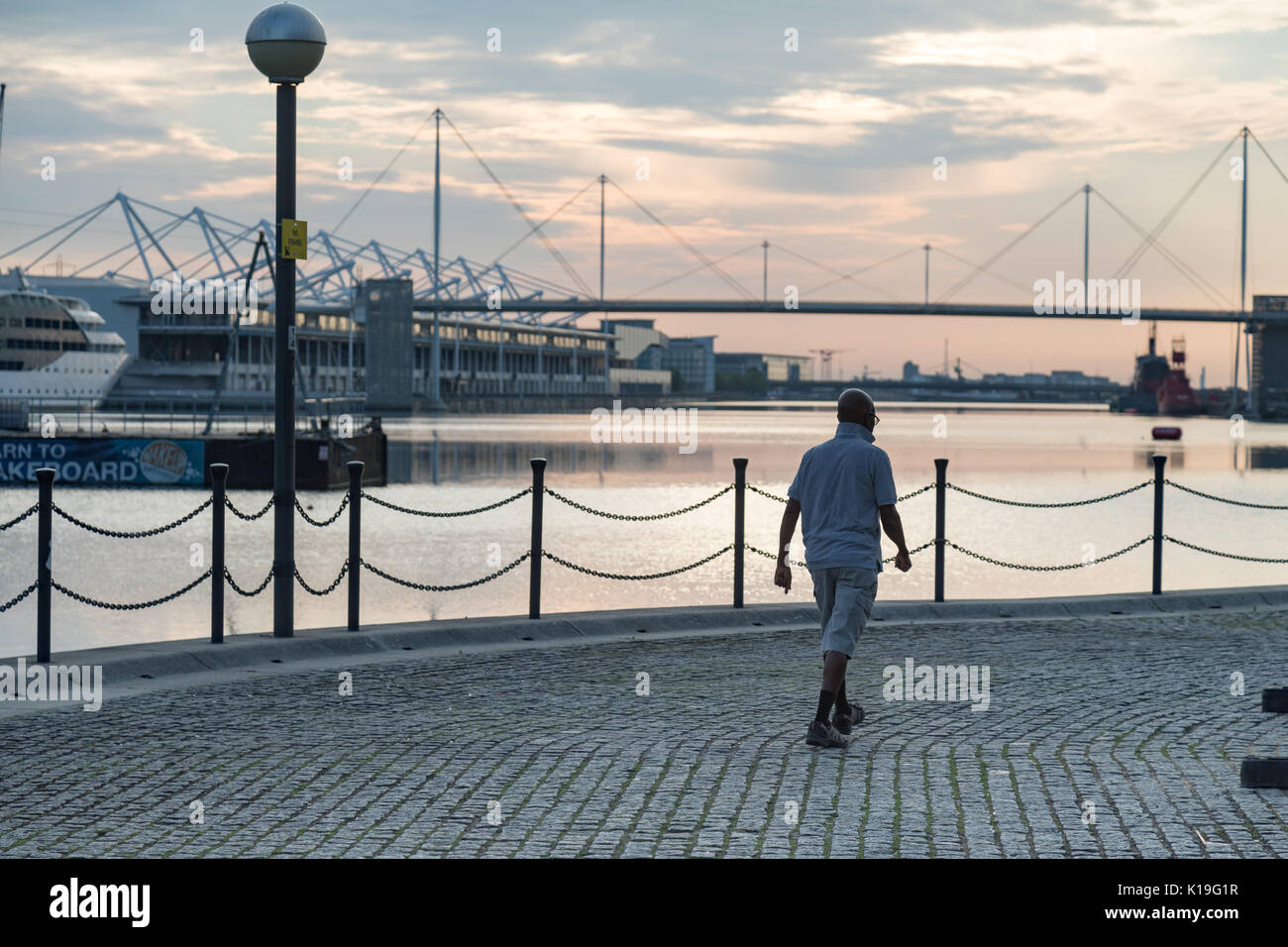 Silvertown, Newham, London, UK. 27. August 2017. UK Wetter: Helle Feiertag Sonnenaufgang über London Docklands. Einen warmen sonnigen Tag erwartet. London Victoria Dock mit Excel Ausstellungszentrum und Sunborn Yacht Hotel. Credit: WansfordPhoto/Alamy leben Nachrichten Stockfoto