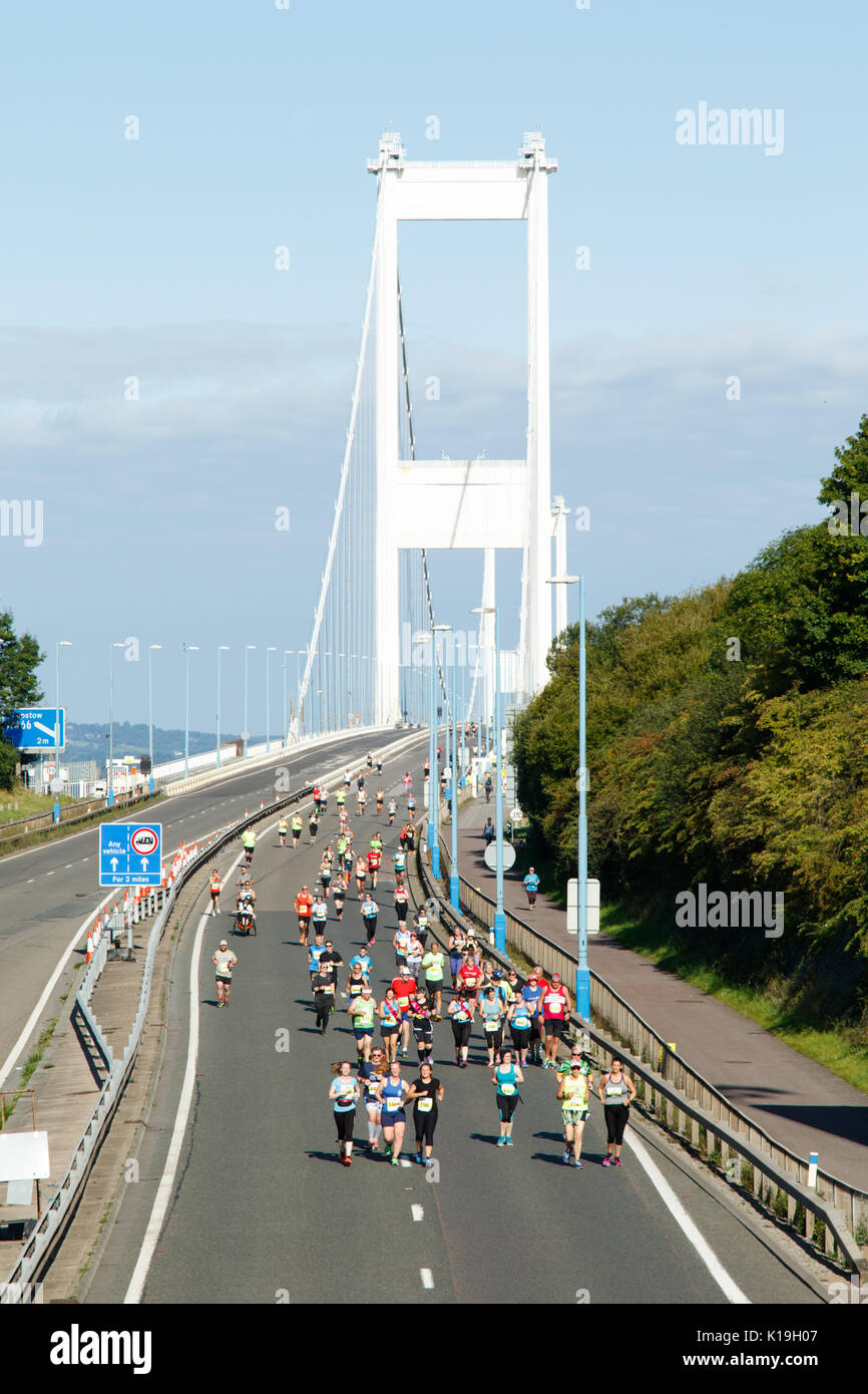 Severn Bridge Halbmarathon, South Glouceshire, UK. 27. August 2017. UK Wetter: Über 2500 Läufer nehmen an den jährlichen Severn Bridge Halbmarathon in herrlicher Sonnenschein heute Morgen auf der M48, beginnend und endend an der Walisischen Seite. Die Veranstaltung begann um 9:00 Uhr mit einem separaten 10 k laufen, bei 9:45, mit vielen Laufen für Nächstenliebe. Credit: Andrew Bartlett/Alamy leben Nachrichten Stockfoto