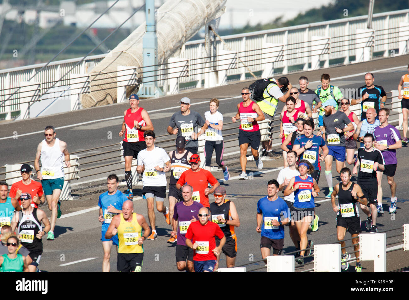 Severn Bridge Halbmarathon, South Glouceshire, UK. 27. August 2017. UK Wetter: Über 2500 Läufer nehmen an den jährlichen Severn Bridge Halbmarathon in herrlicher Sonnenschein heute Morgen auf der M48, beginnend und endend an der Walisischen Seite. Die Veranstaltung begann um 9:00 Uhr mit einem separaten 10 k laufen, bei 9:45, mit vielen Laufen für Nächstenliebe. Credit: Andrew Bartlett/Alamy leben Nachrichten Stockfoto