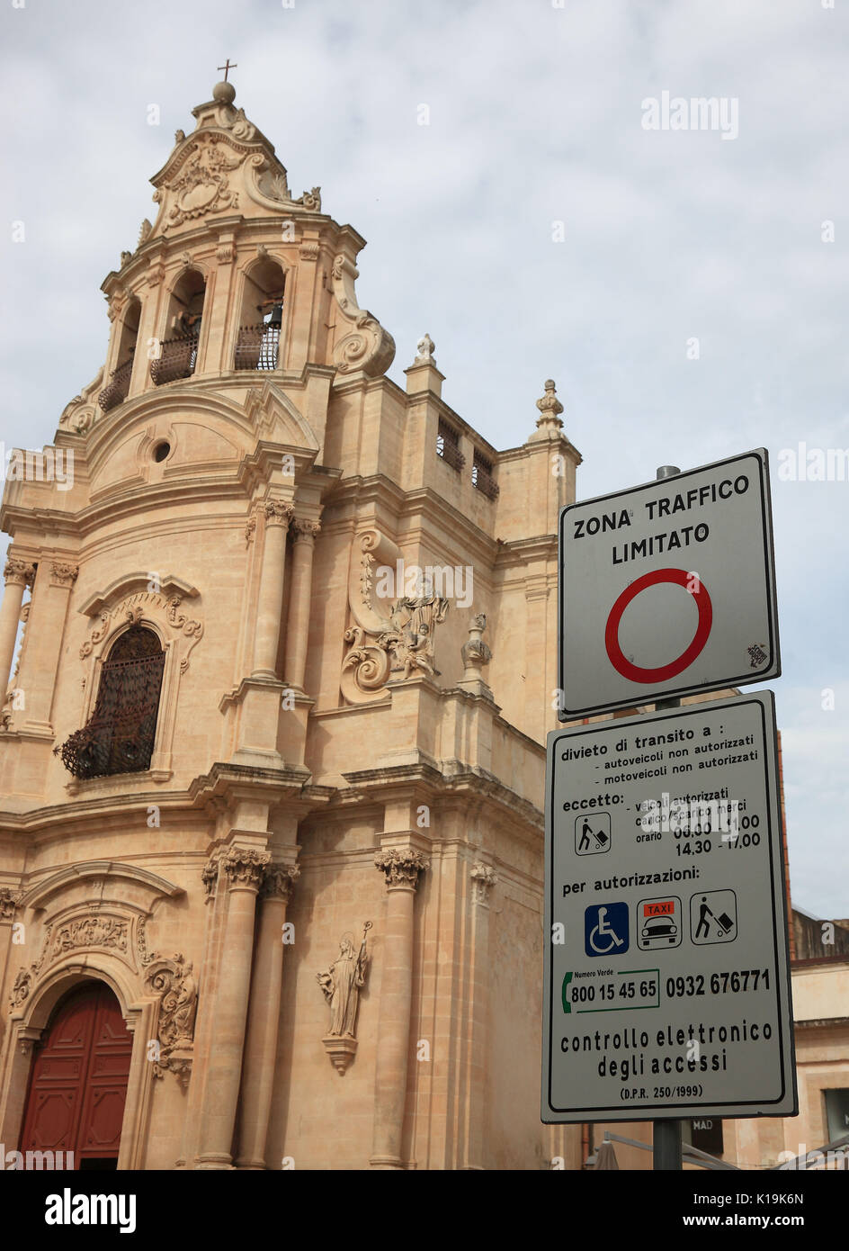 Sizilien, Stadt Ragusa, Kirche, Chiesa di San Giuseppe und Verkehrszeichen, Verkehrs- beruhigten Zone, in der Piazza Pola in der Spätbarocken Bezirk Ragusa Ibla Stockfoto