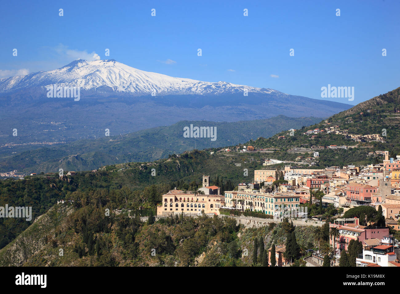 Sizilien, Taormina, Blick von der Antike Theater, das Teatro Greco oder Griechischen theaterto der Stadt und dem Vulkan Ätna Stockfoto
