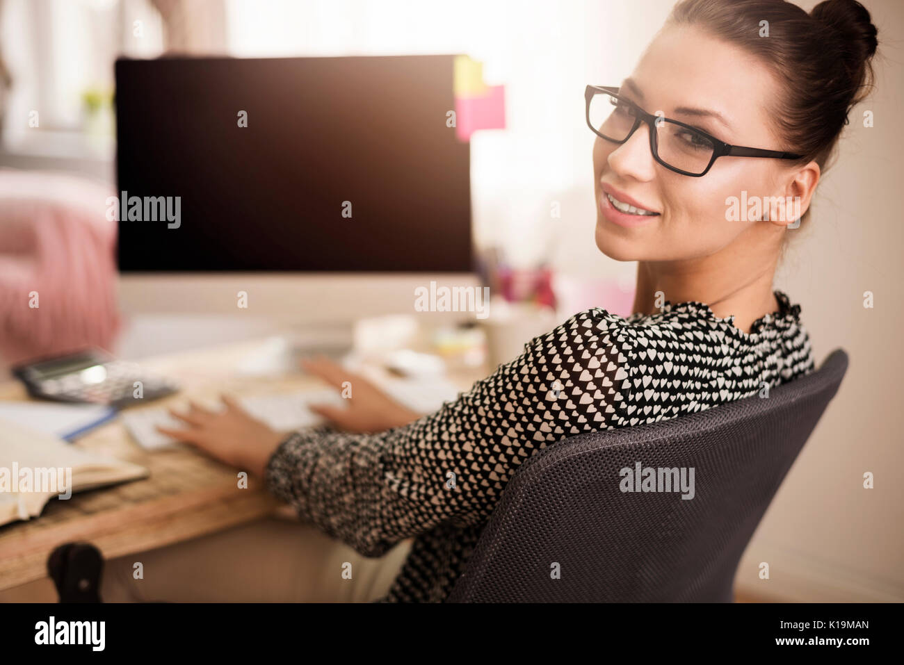 Portrait von Frau arbeitet sie in ihrem Büro Stockfoto